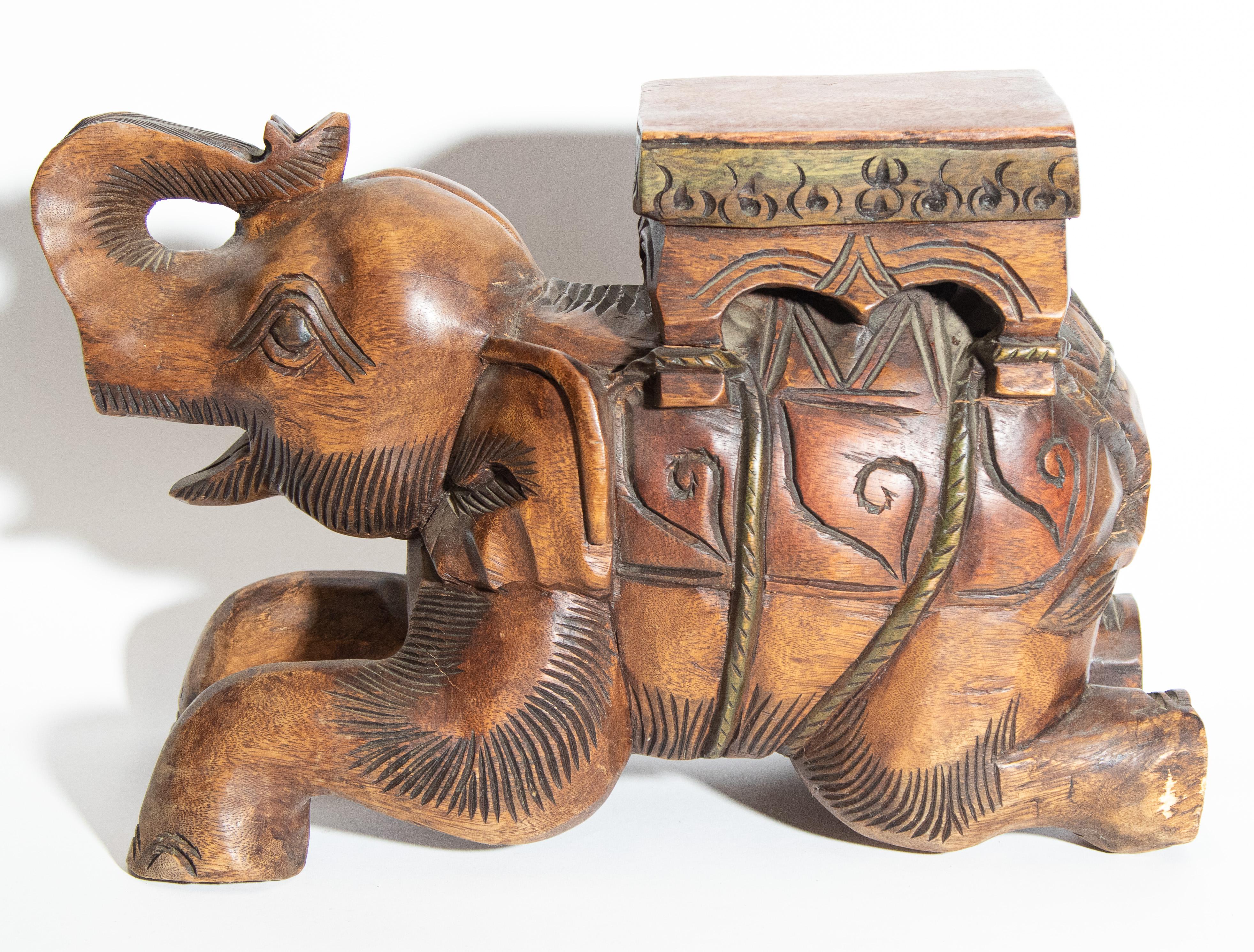 Tabouret asiatique vintage en bois sculpté à la main avec éléphant en vente 4