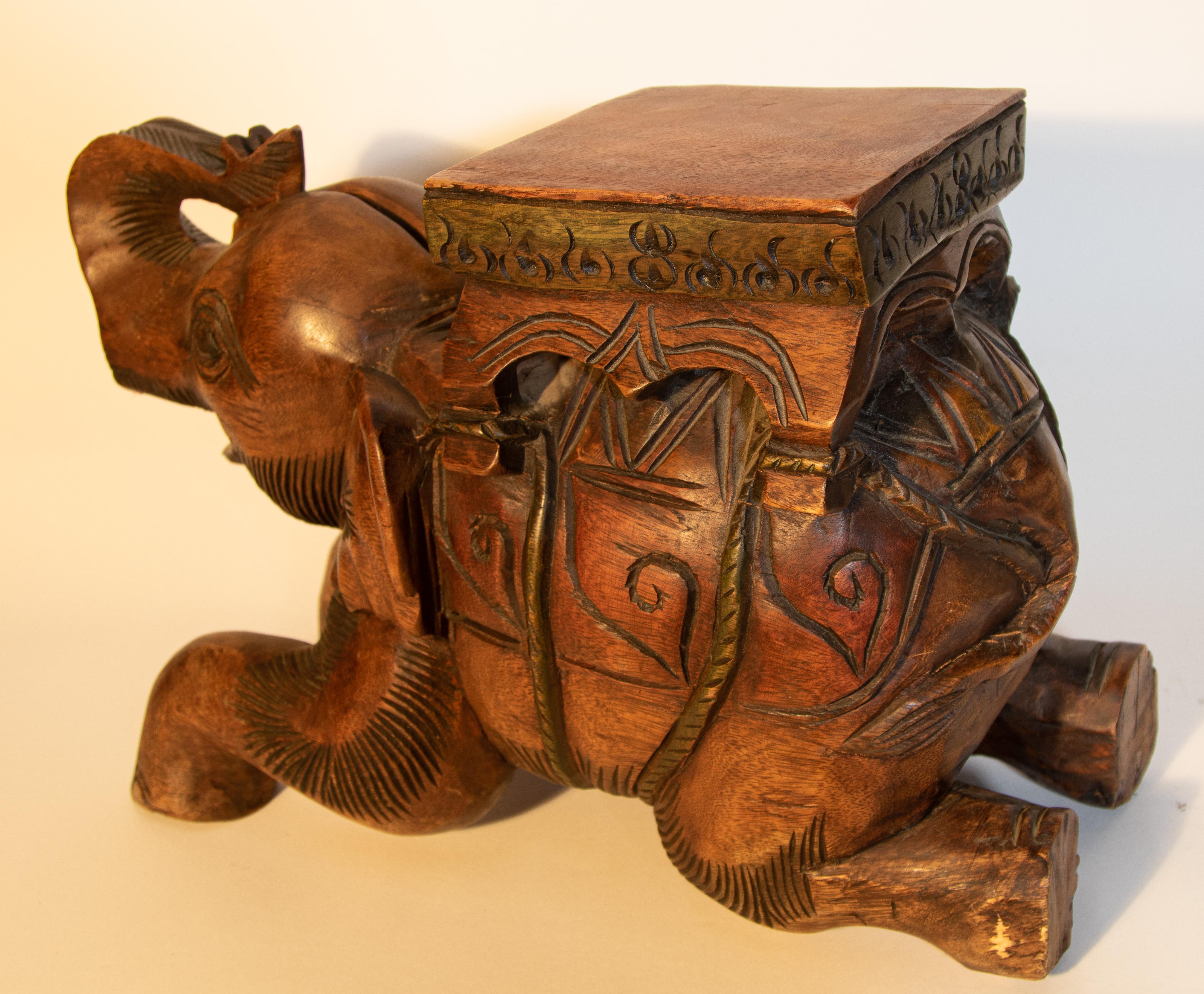 Vintage Asiatischer Elefant Handgeschnitzter Holzhocker (Indisch) im Angebot