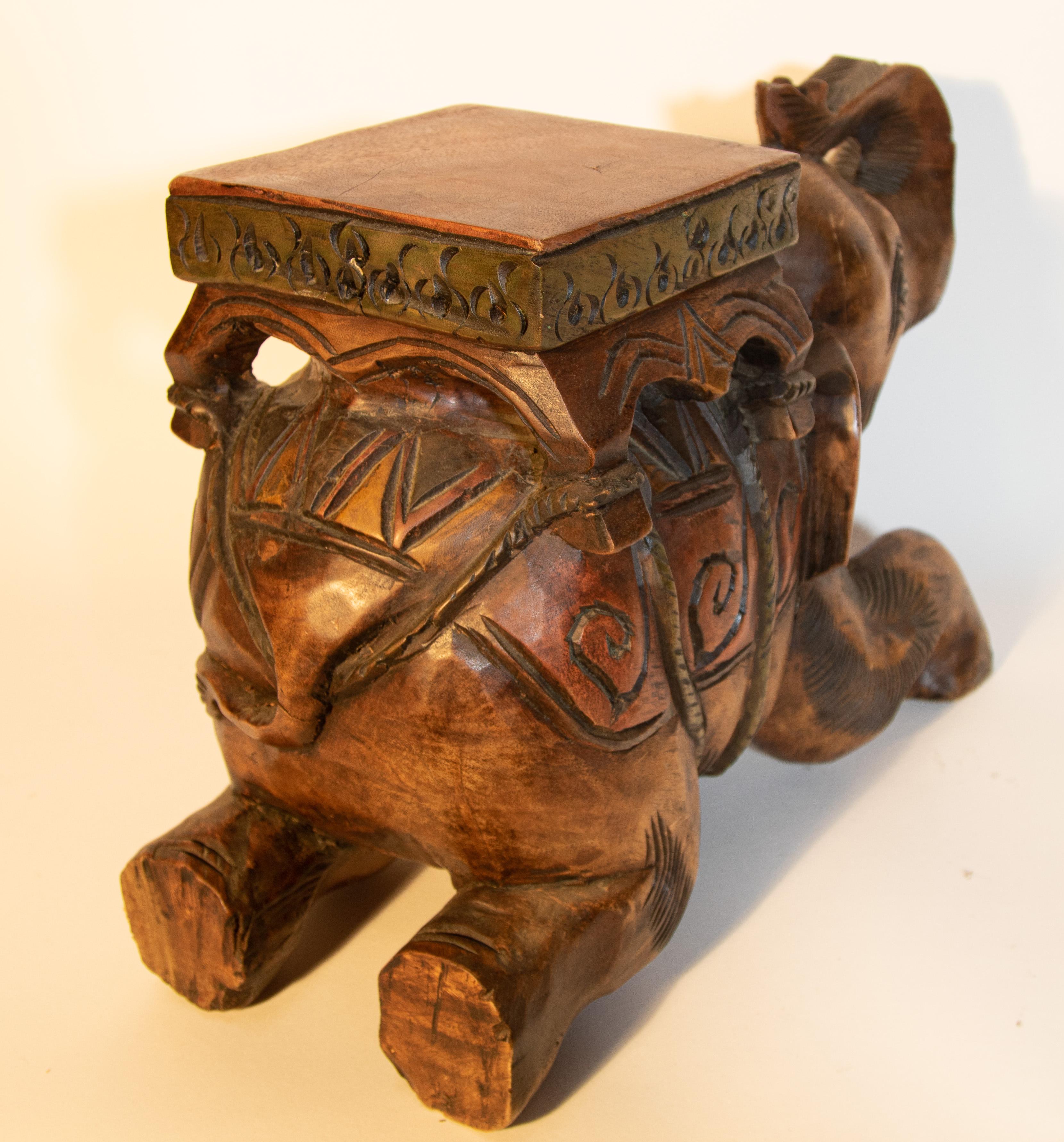 Indien Tabouret asiatique vintage en bois sculpté à la main avec éléphant en vente