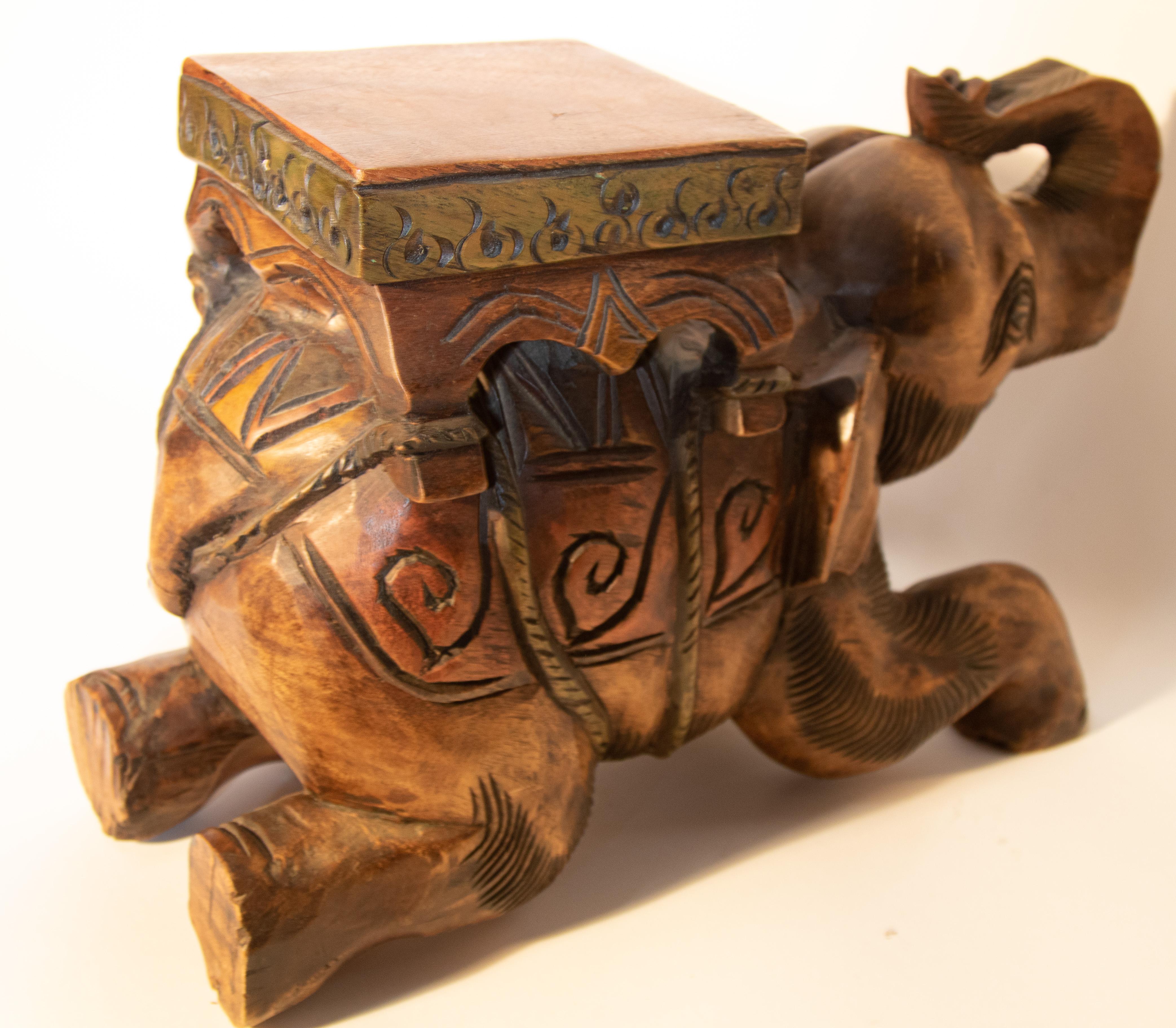 Sculpté à la main Tabouret asiatique vintage en bois sculpté à la main avec éléphant en vente