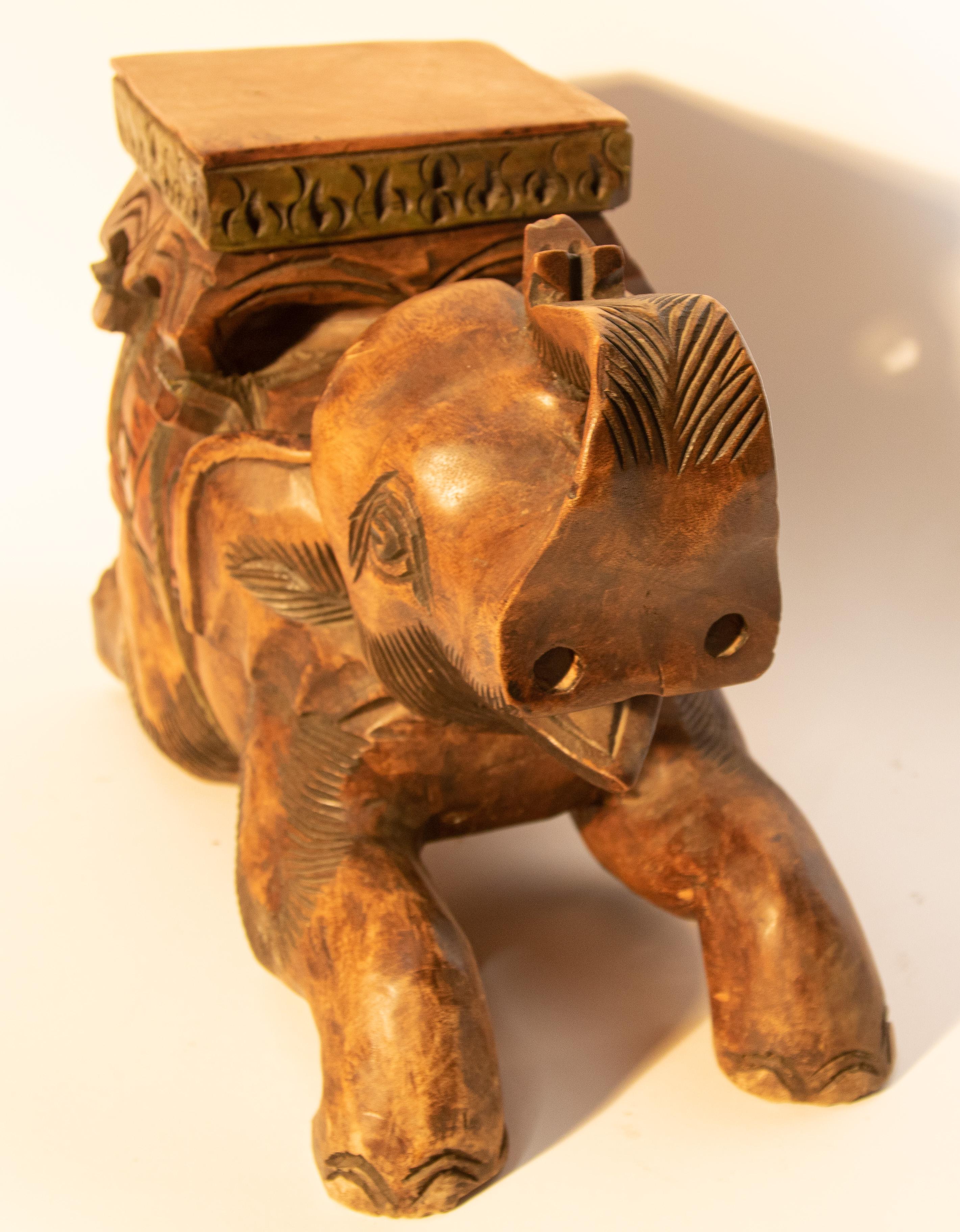 Bois Tabouret asiatique vintage en bois sculpté à la main avec éléphant en vente