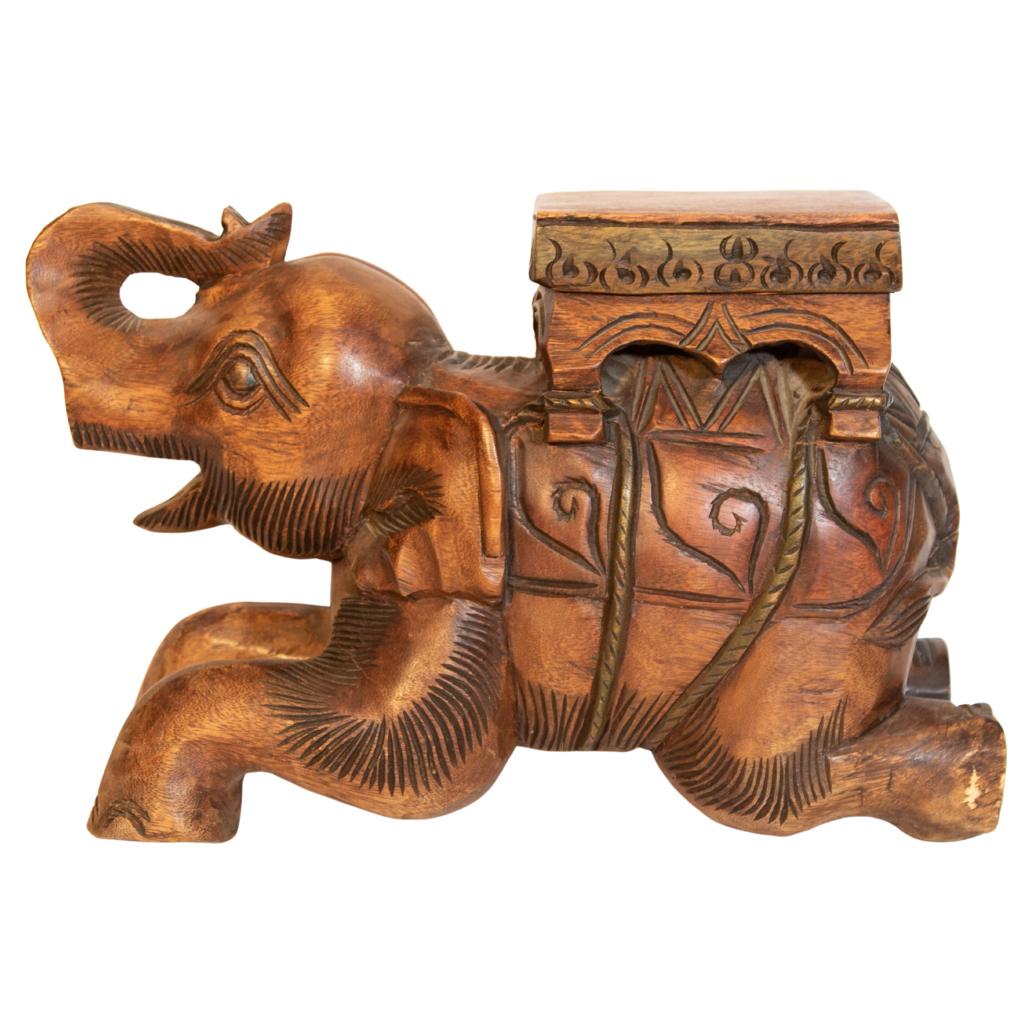 Tabouret asiatique vintage en bois sculpté à la main avec éléphant