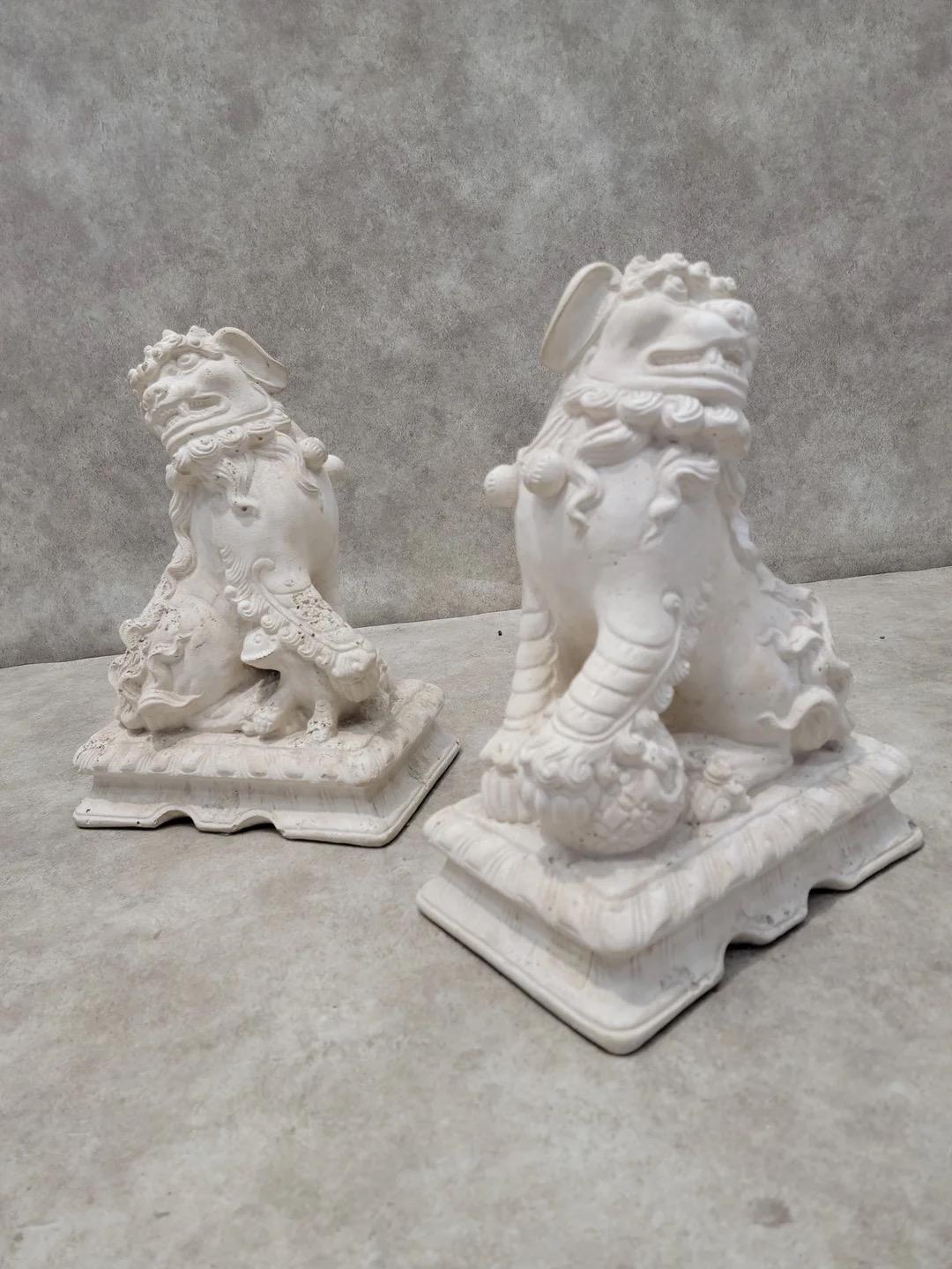 Asiatische Foo-Dog-Statues auf Sockel, Vintage, Paar (Chinesischer Export) im Angebot