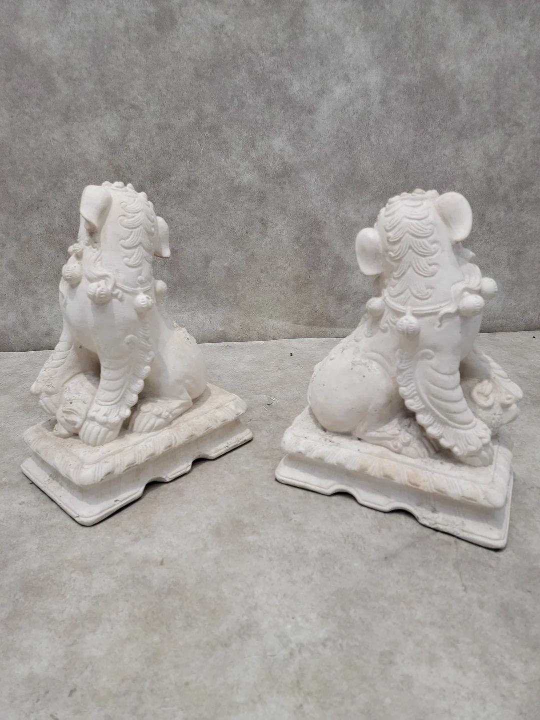 Asiatische Foo-Dog-Statues auf Sockel, Vintage, Paar (Unbekannt) im Angebot