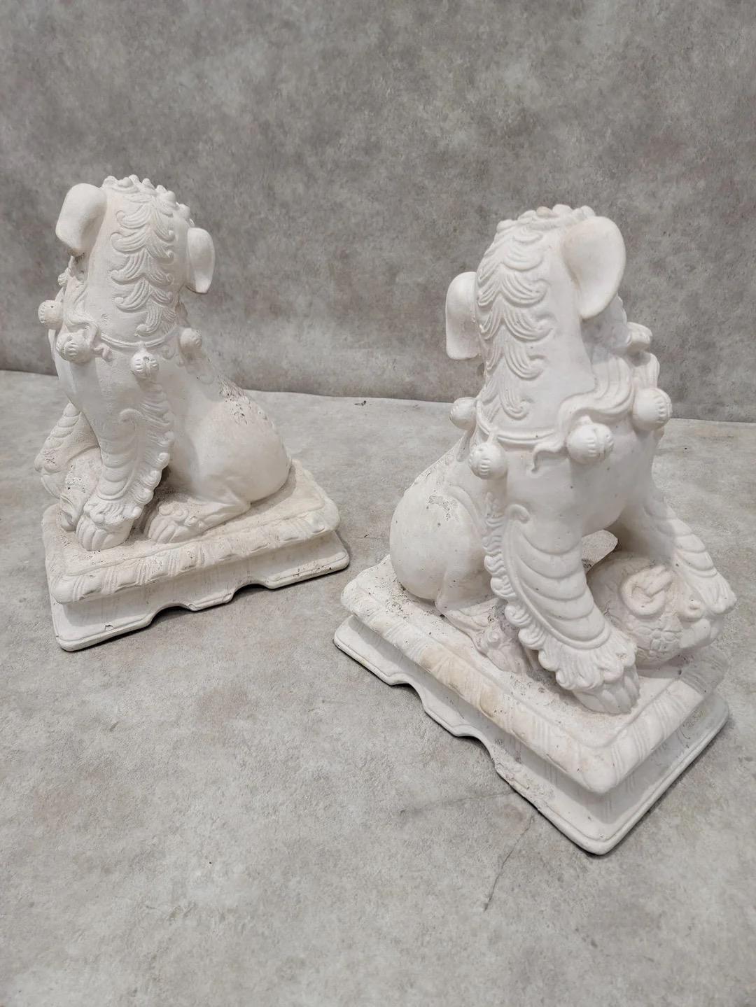 Asiatische Foo-Dog-Statues auf Sockel, Vintage, Paar im Zustand „Gut“ im Angebot in Chicago, IL