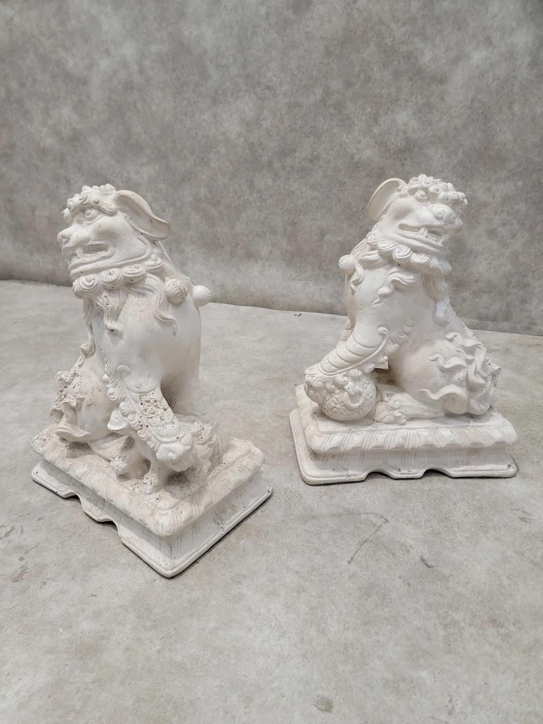 Asiatische Foo-Dog-Statues auf Sockel, Vintage, Paar (20. Jahrhundert) im Angebot