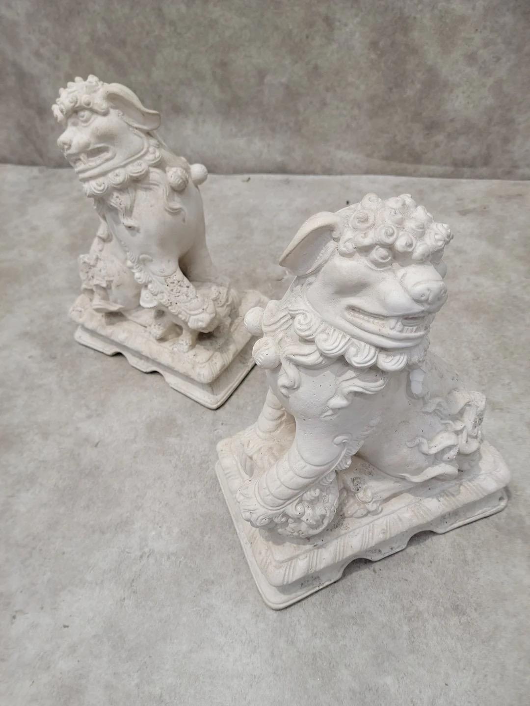 Asiatische Foo-Dog-Statues auf Sockel, Vintage, Paar (Keramik) im Angebot