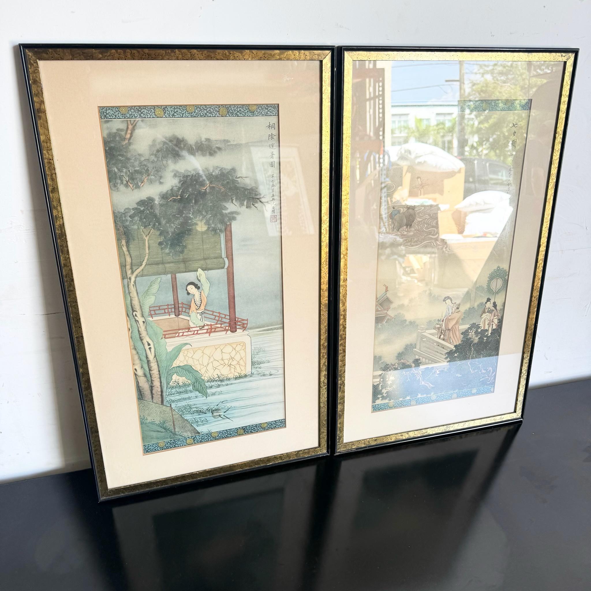 Améliorez votre espace avec cette paire de peintures asiatiques vintage en soie encadrées. Ces œuvres d'art magnifiquement travaillées présentent des détails complexes et des couleurs éclatantes, reflétant l'élégance et la tradition de l'art
