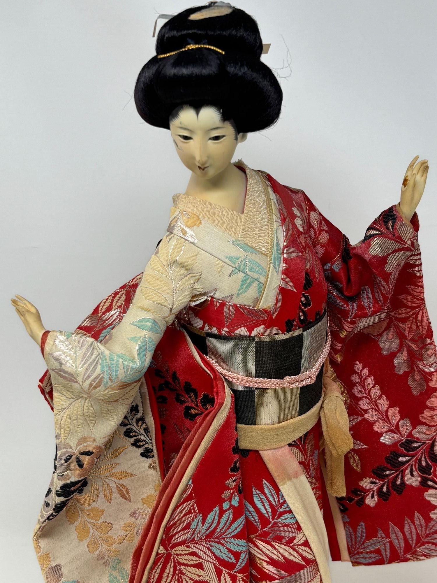 Vintage Asian Geisha Japanese Figurine Collectible Doll Mounted on black wood base.
Vintage Geisha Madame Butterfly Opera House Japanische Puppe Figur.
Vintage Asian Japanese Lady mit traditionellem Seidenkimono.
Handgenäht und mit einem eleganten