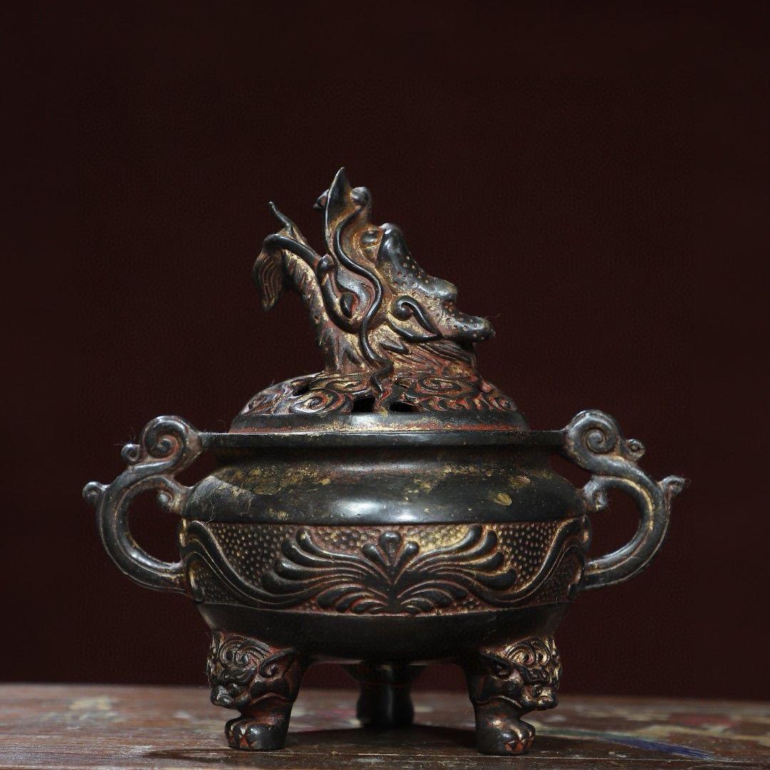 Vintage Asian Gilt Bronze Incense Burner with Dragon Lid – Elegant Ritual Object & Symbol of Power

Elevate your sacred space with this exquisite Vintage Asian Gilt Bronze Incense Burner, featuring a finely crafted dragon-adorned lid symbolizing