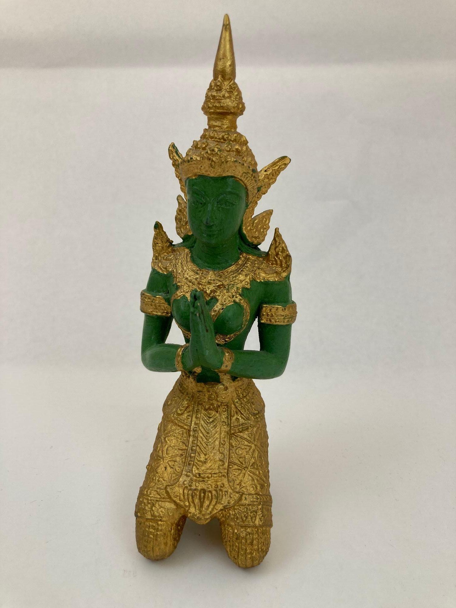 Teppanom asiatico dorato in bronzo inginocchiato, angelo sacro tailandese.
Guardiano del tempio in bronzo dorato in posizione seduta.
Angelo buddista tailandese inginocchiato che prega.
Intricata statua asiatica di bronzo Thai Teppanom inginocchiata