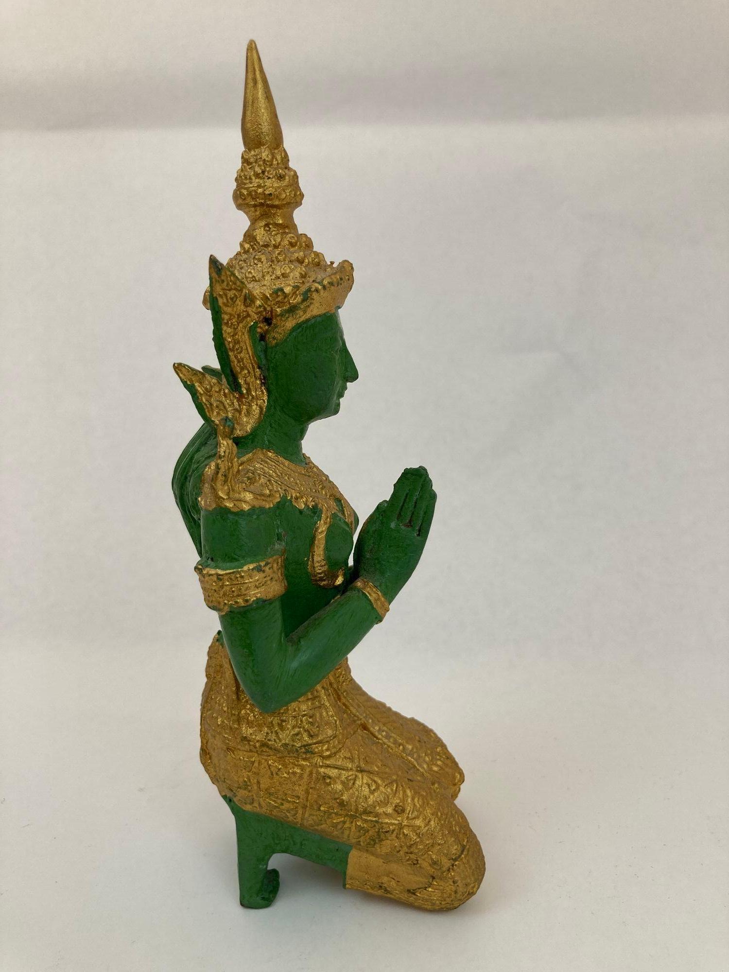 Thailandese Vintage Asian Bronzo dorato Thai inginocchiato Angelo Sacro Teppanom 1950s in vendita