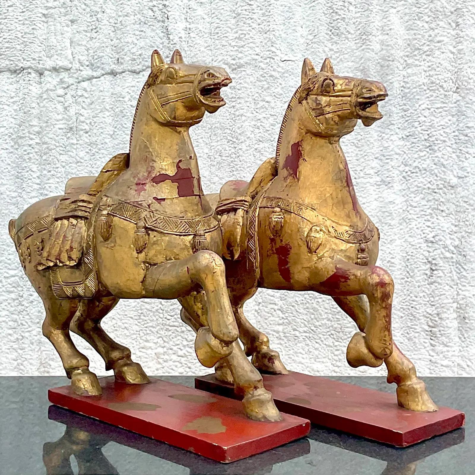 Vintage Asian vergoldet geschnitzt hölzernen Kaiser Pferde - ein Paar im Angebot 2