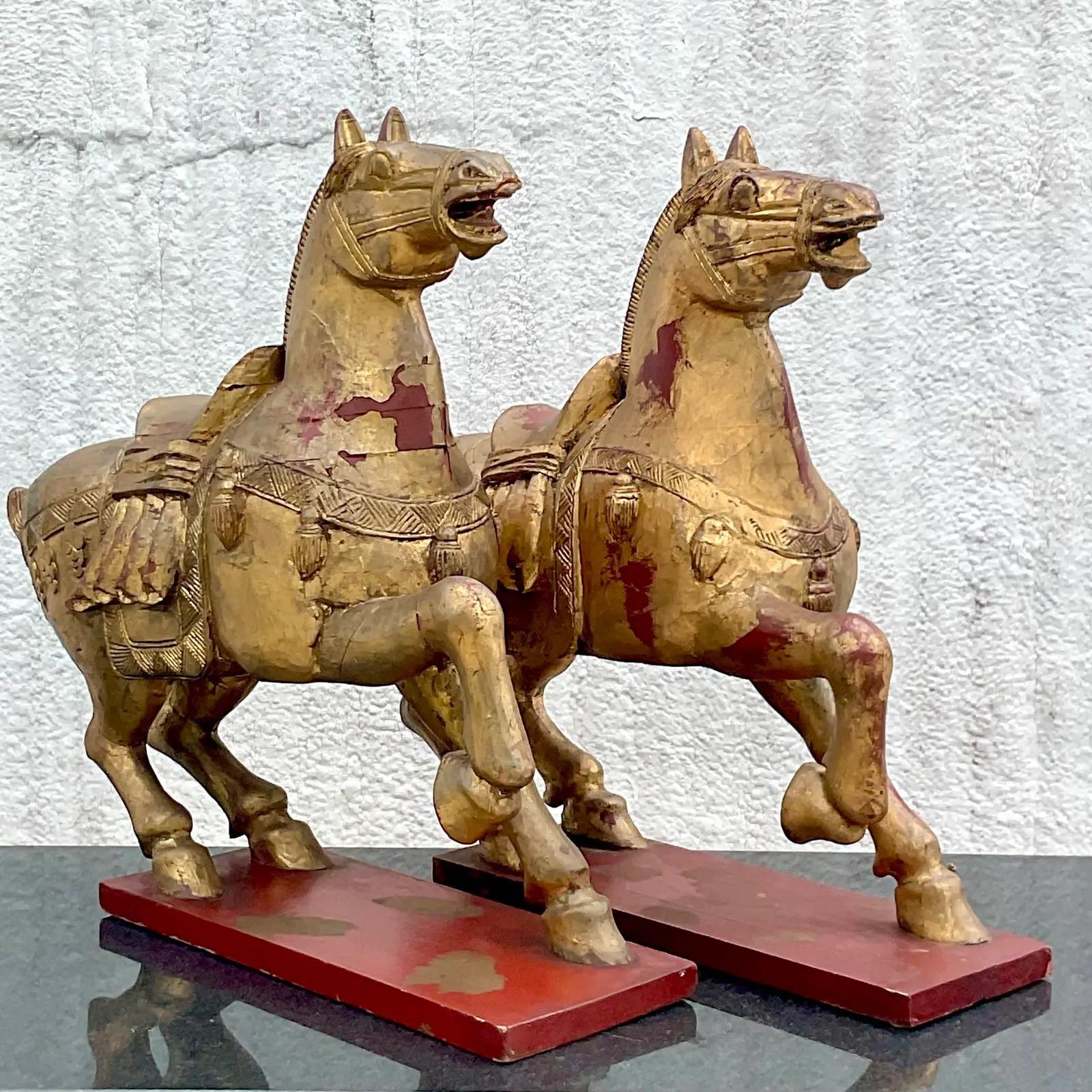 Vintage Asian vergoldet geschnitzt hölzernen Kaiser Pferde - ein Paar im Angebot 3