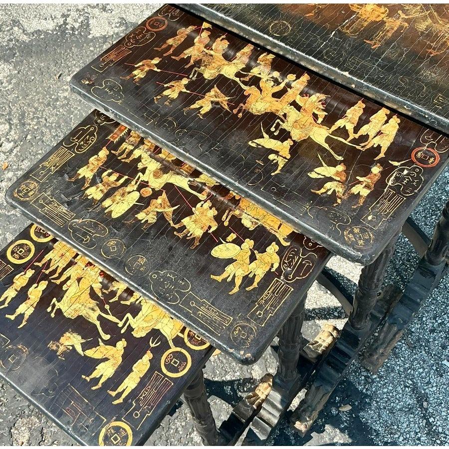 Asiatische vergoldete Drachen-Nesttische im Vintage-Stil - Satz von 4 (Chinoiserie) im Angebot