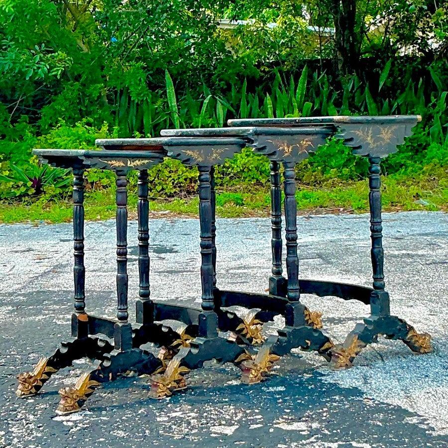 Asiatische vergoldete Drachen-Nesttische im Vintage-Stil - Satz von 4 im Angebot 1