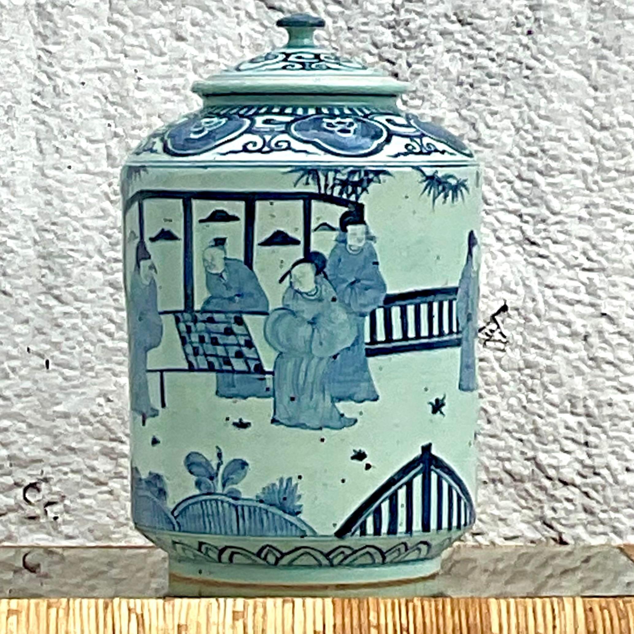 Chinois Urne asiatique vintage à couvercle en céramique émaillée bleue et blanche en vente