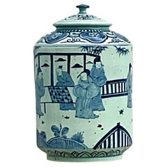 Urne asiatique vintage à couvercle en céramique émaillée bleue et blanche