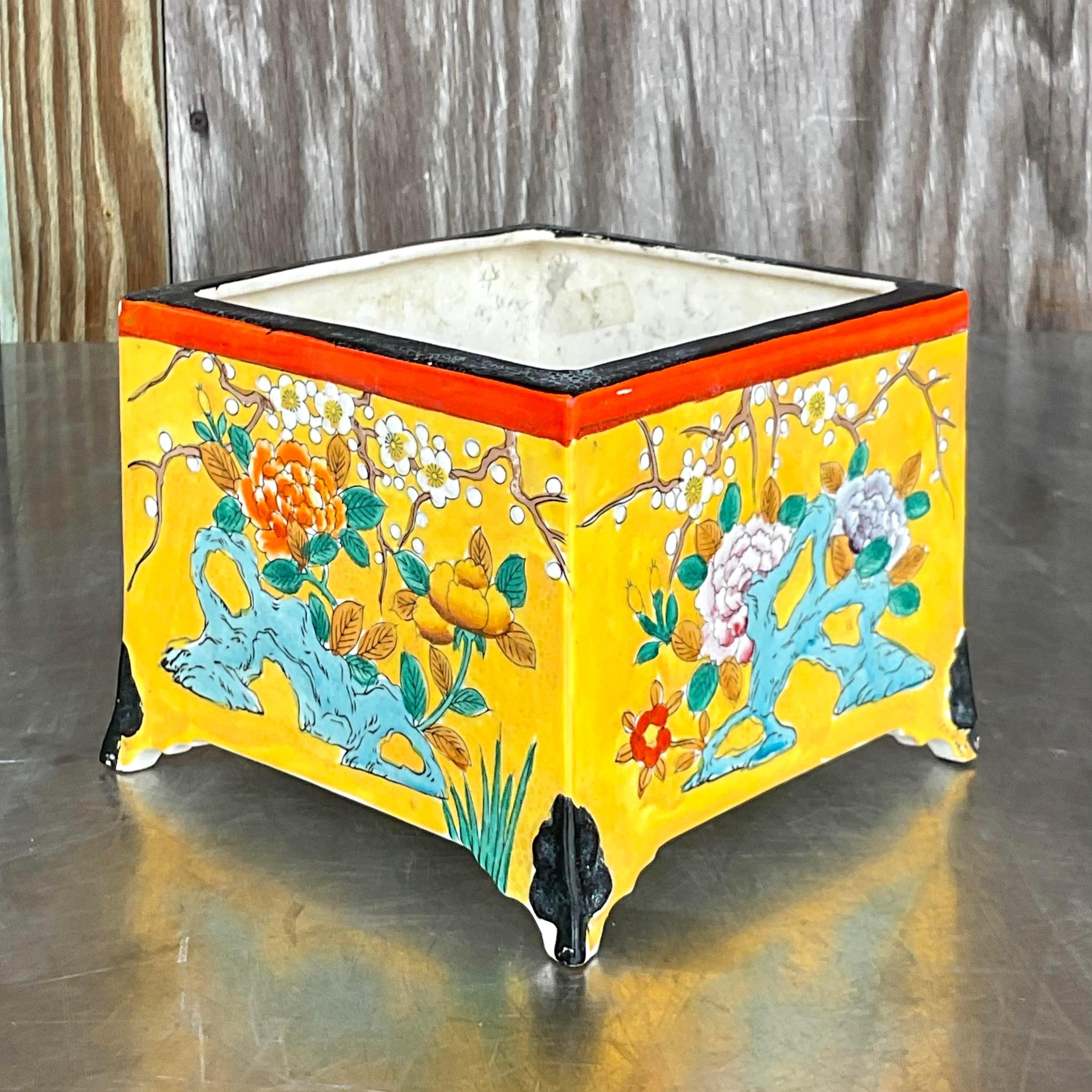 Valorizza i tuoi interni con il nostro Vintage Asian Glazed Ceramic Cache Pot, che unisce l'arte orientale alla sensibilità americana. Questo squisito pezzo combina l'artigianato tradizionale asiatico con lo stile moderno americano, offrendo un