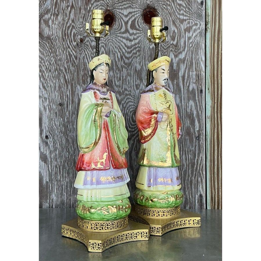 Cette étonnante paire de lampes empereur vintage en céramique asiatique émaillée apporte un air d'élégance royale à votre espace. Ces lampes sont une célébration de l'art intemporel. Elles présentent des figures au design complexe, ornées de teintes