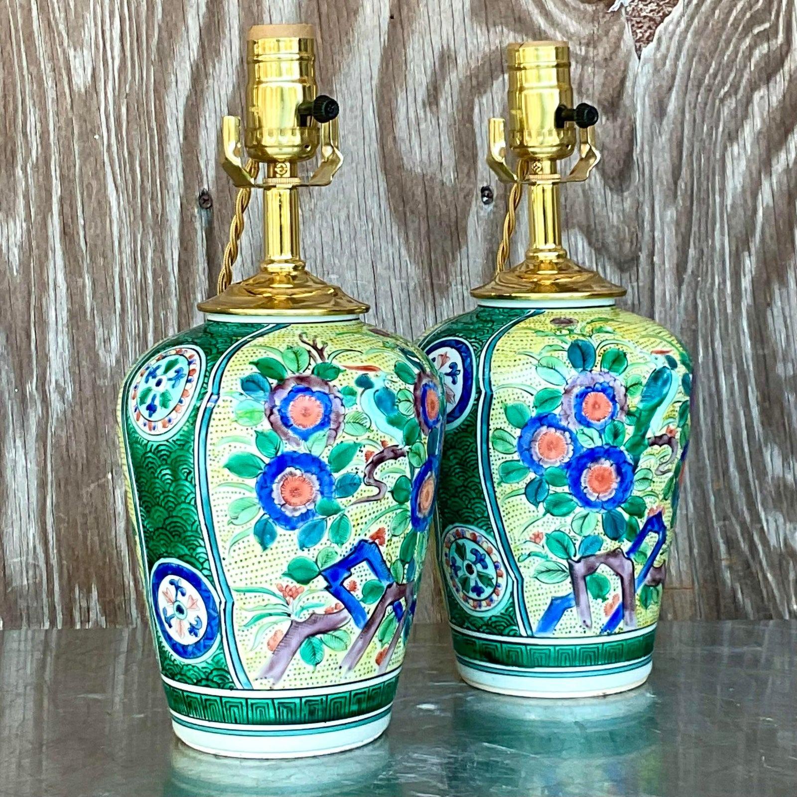 Une fabuleuse paire de lampes asiatiques vintage. Un motif floral chic dans un pot de gingembre en céramique émaillée. Entièrement restauré avec tous les nouveaux câbles et accessoires. Acquis d'une propriété de Palm Beach.