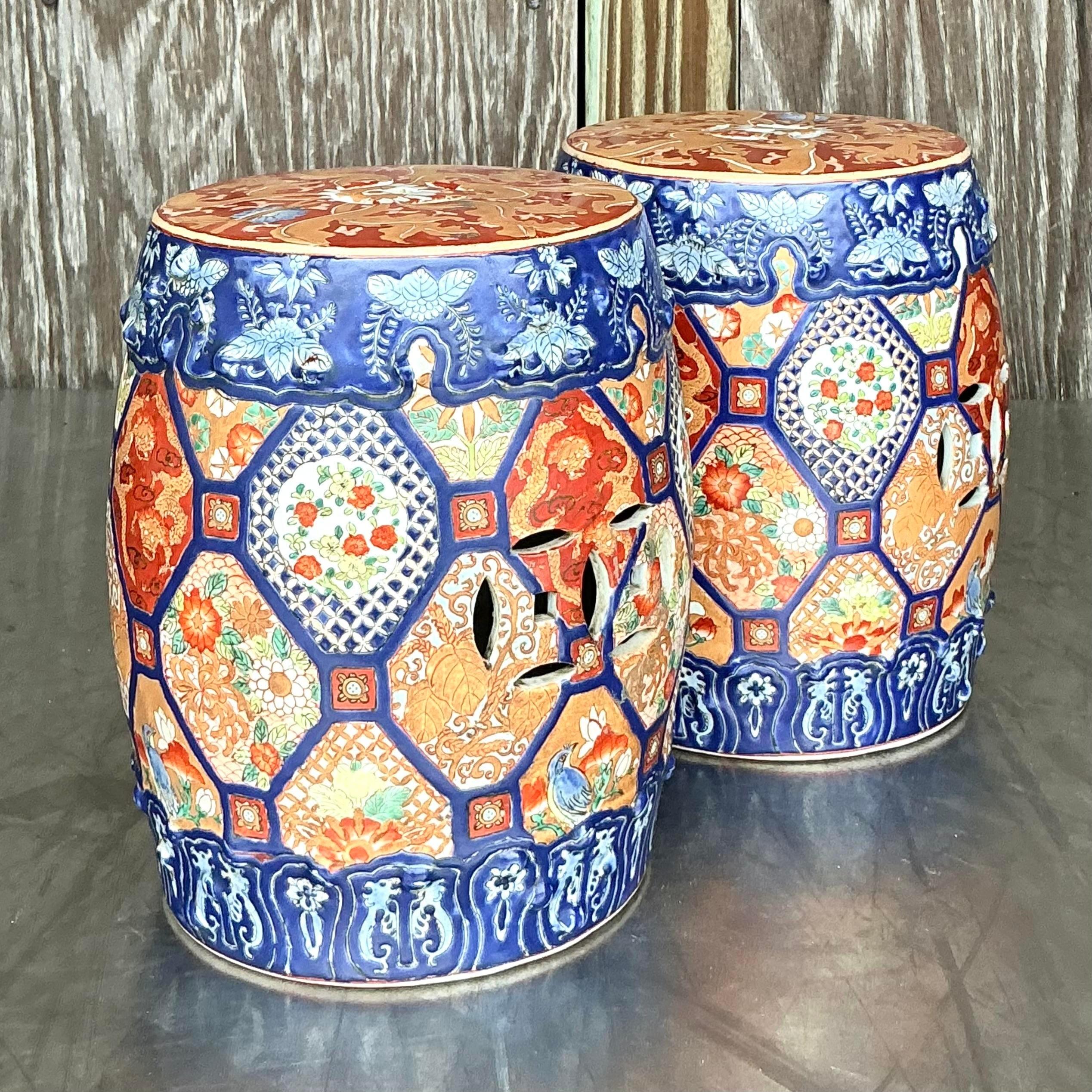 Ajoutez une touche d'élégance exotique à votre espace avec cette paire de tabourets bas asiatiques vintage en céramique émaillée. Ces tabourets uniques présentent des motifs complexes peints à la main et une belle finition émaillée, ce qui en fait