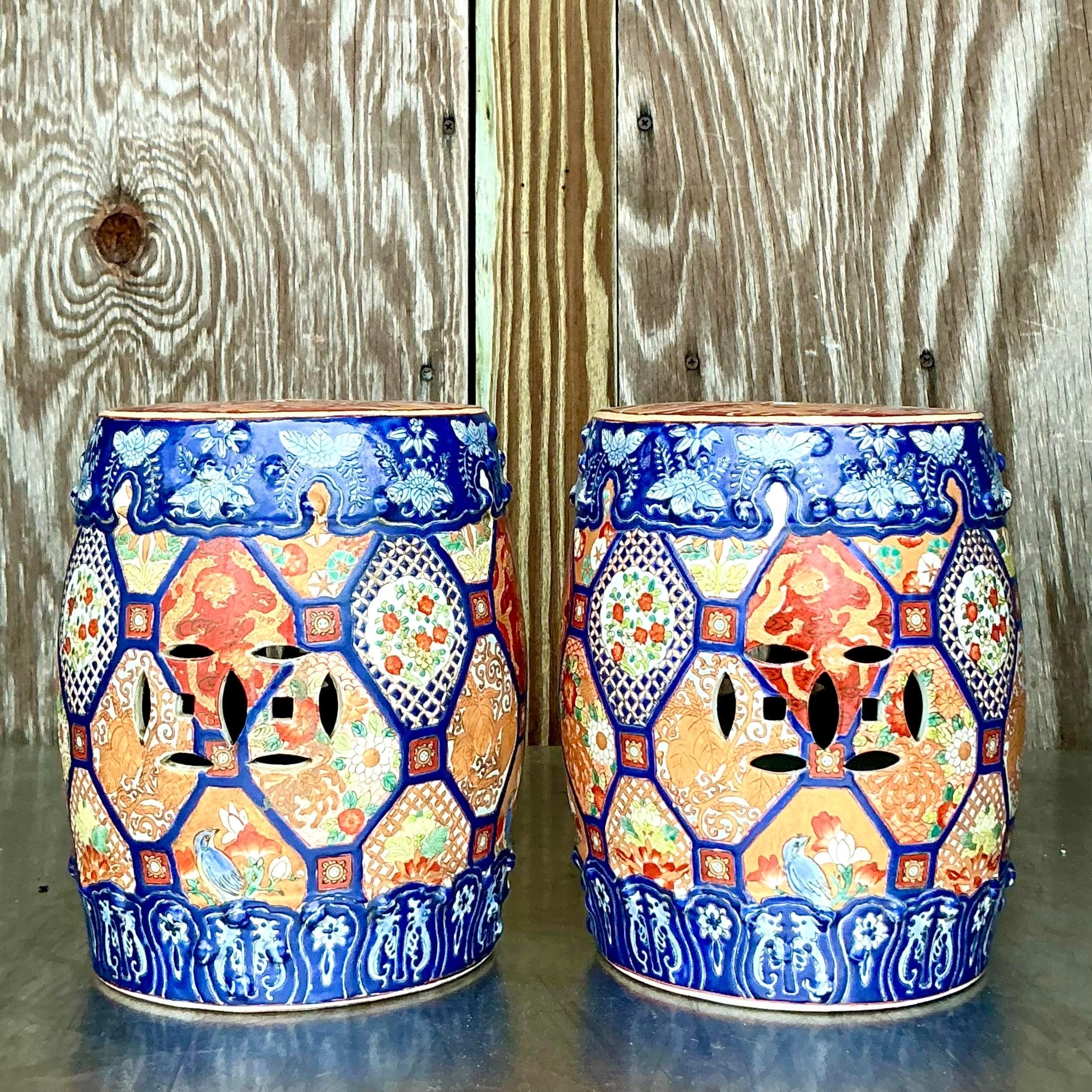 Chinois Paire de tabourets bas asiatiques en céramique émaillée en vente