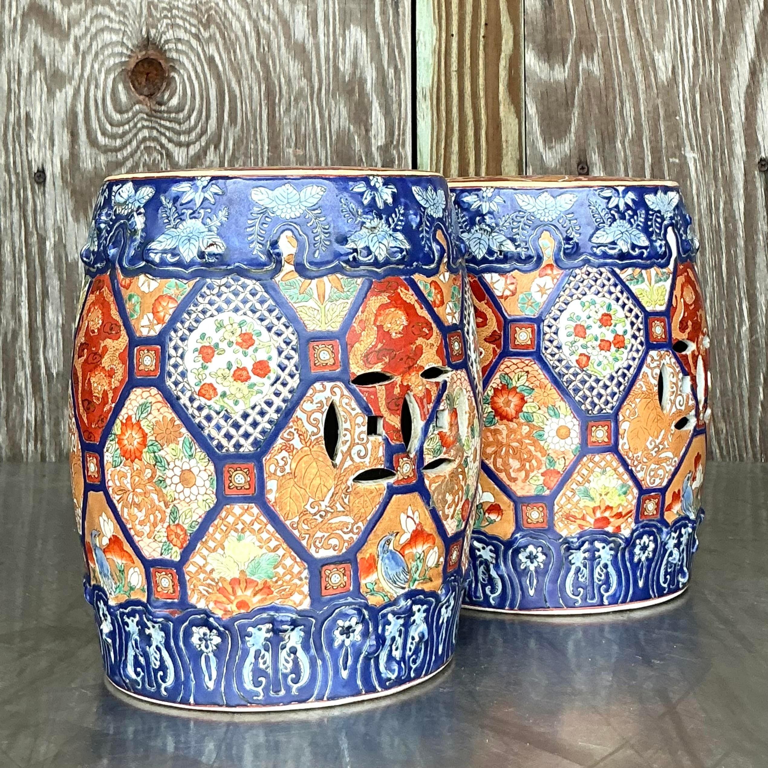 Paire de tabourets bas asiatiques en céramique émaillée Bon état - En vente à west palm beach, FL