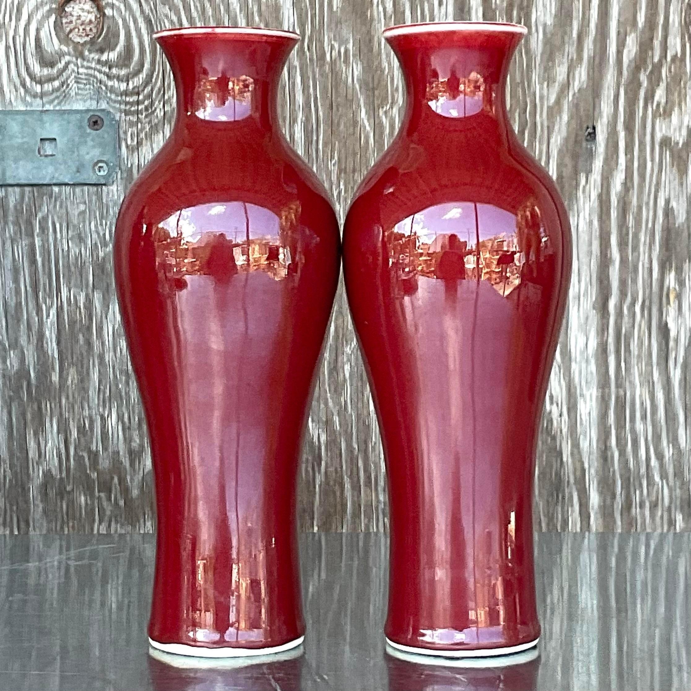 Asiatische glasierte Sang-de-Boeuf-Vasen aus Keramik im Vintage-Stil, Paar (Chinesisch) im Angebot