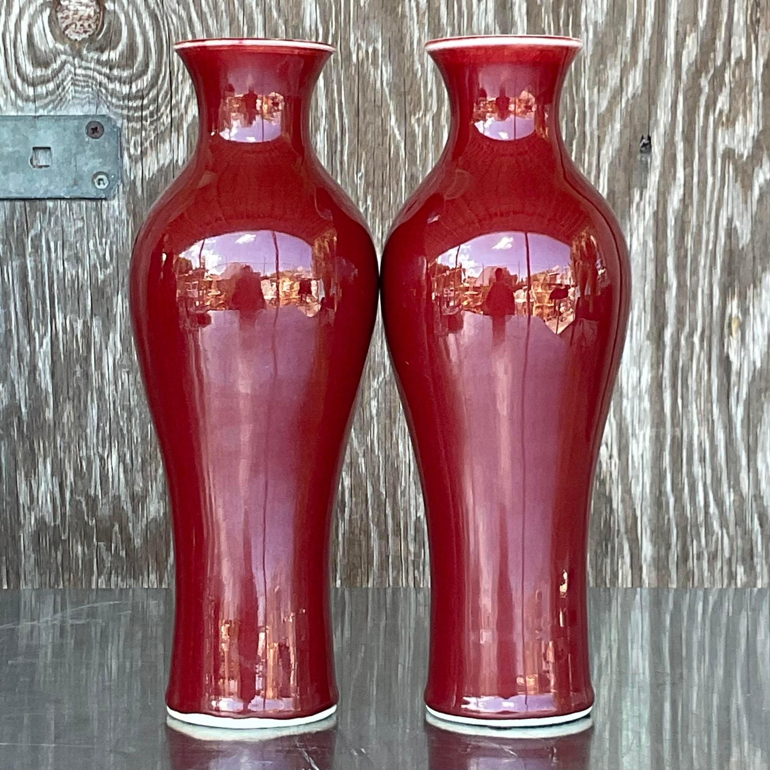 Asiatische glasierte Sang-de-Boeuf-Vasen aus Keramik im Vintage-Stil, Paar im Zustand „Gut“ im Angebot in west palm beach, FL
