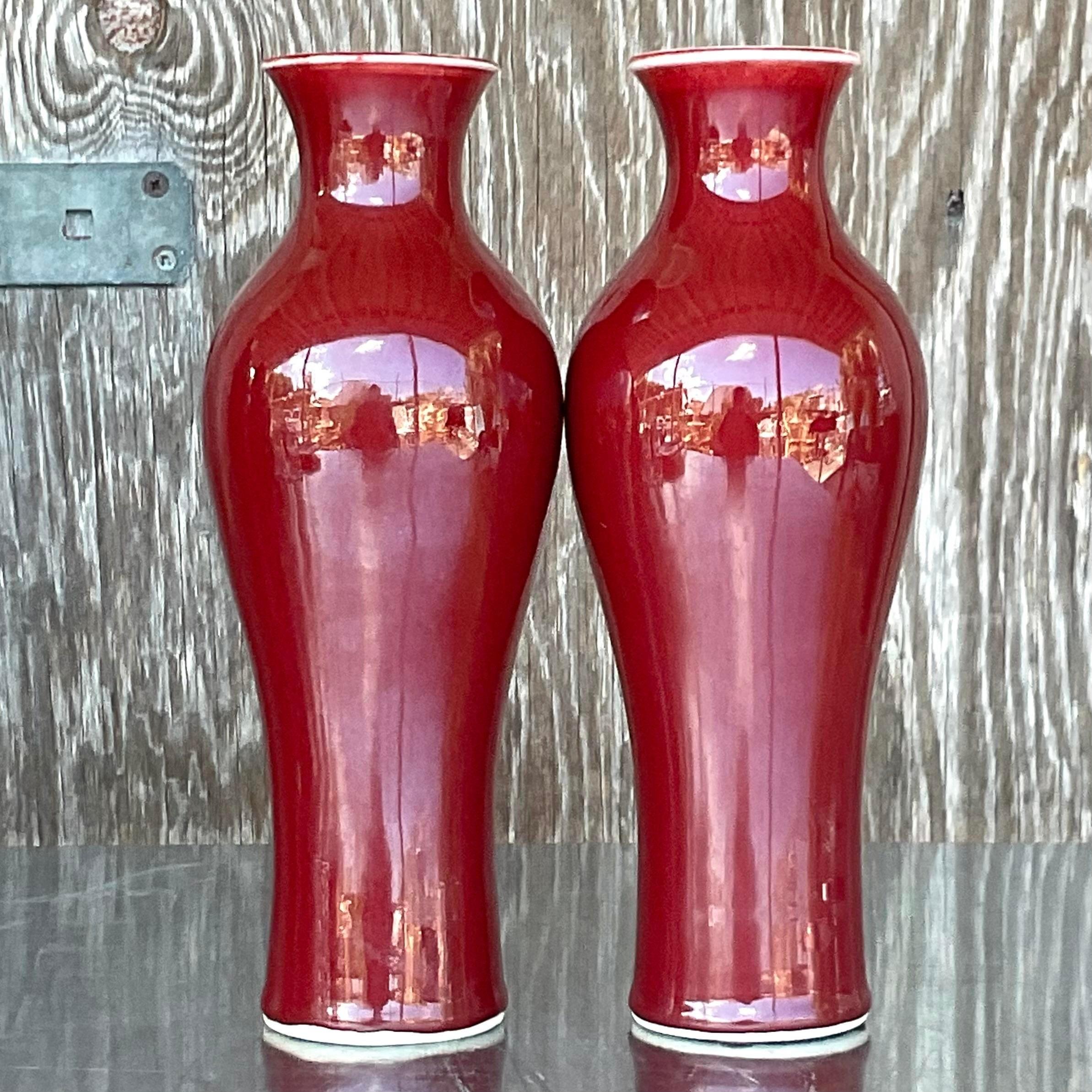 Asiatische glasierte Sang-de-Boeuf-Vasen aus Keramik im Vintage-Stil, Paar im Angebot 1