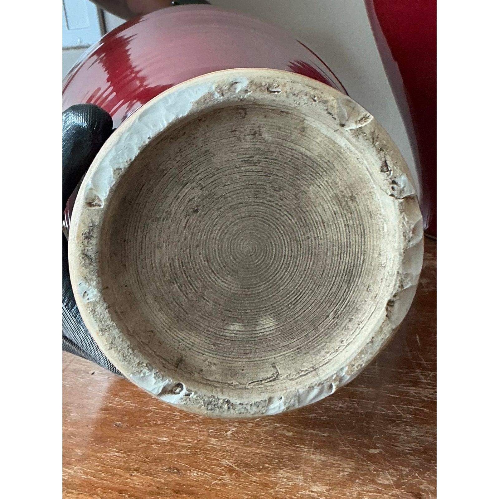 Ti presentiamo una magnifica coppia di vasi vintage in ceramica smaltata asiatica, caratterizzati dall'accattivante smalto 
