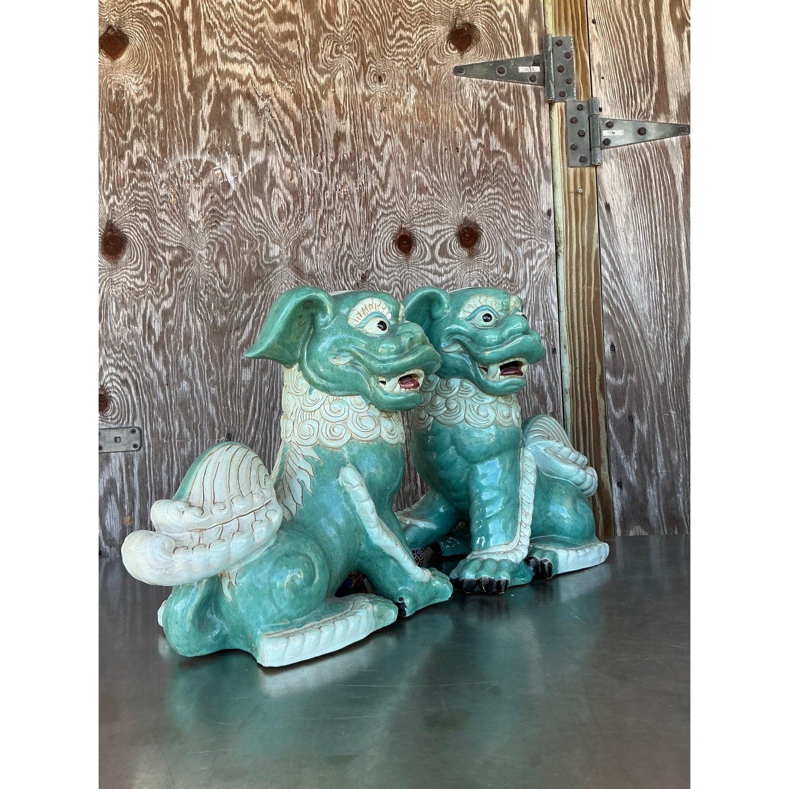 XX secolo Coppia di cani da caccia asiatici in terracotta smaltata d'epoca in vendita