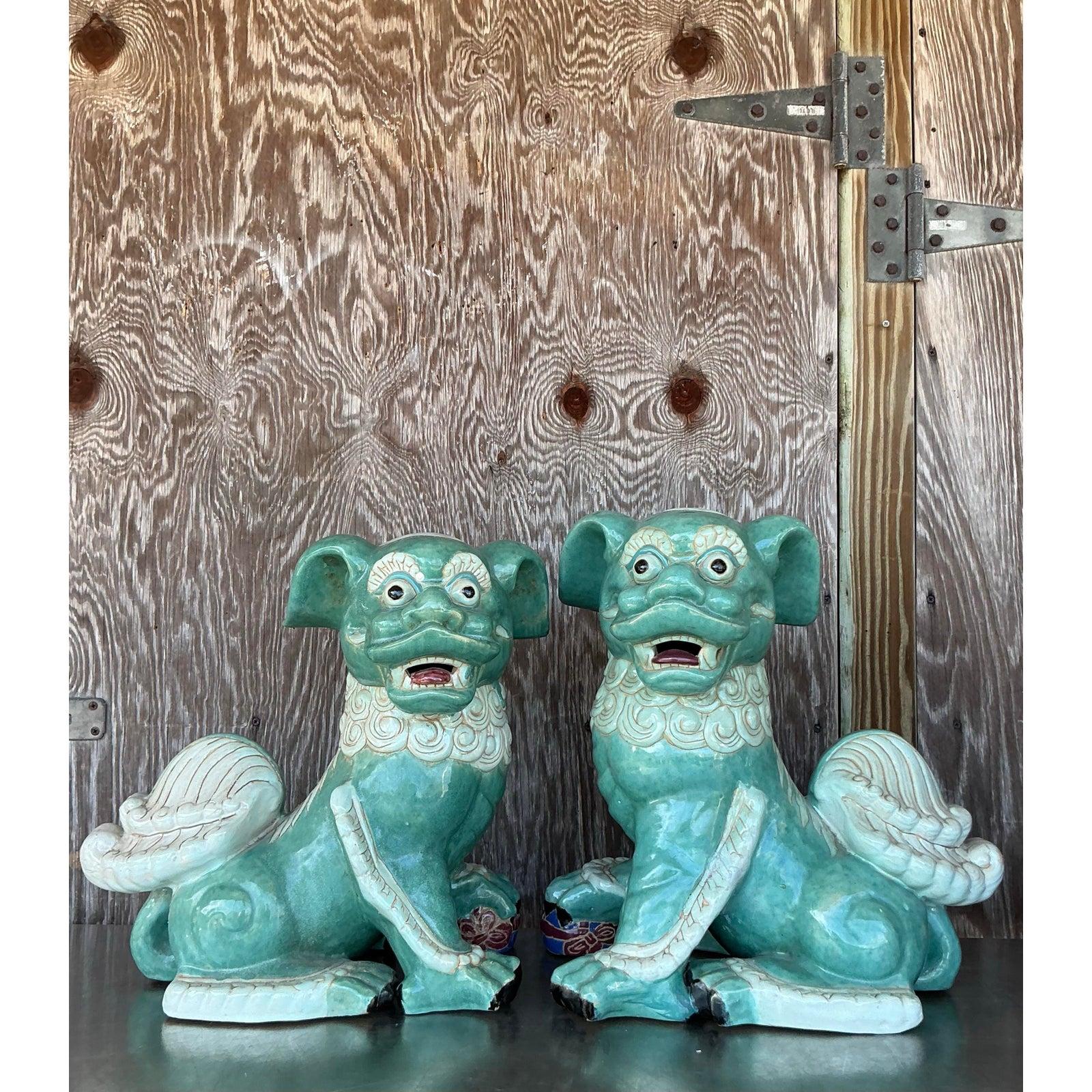 Terracotta Coppia di cani da caccia asiatici in terracotta smaltata d'epoca in vendita