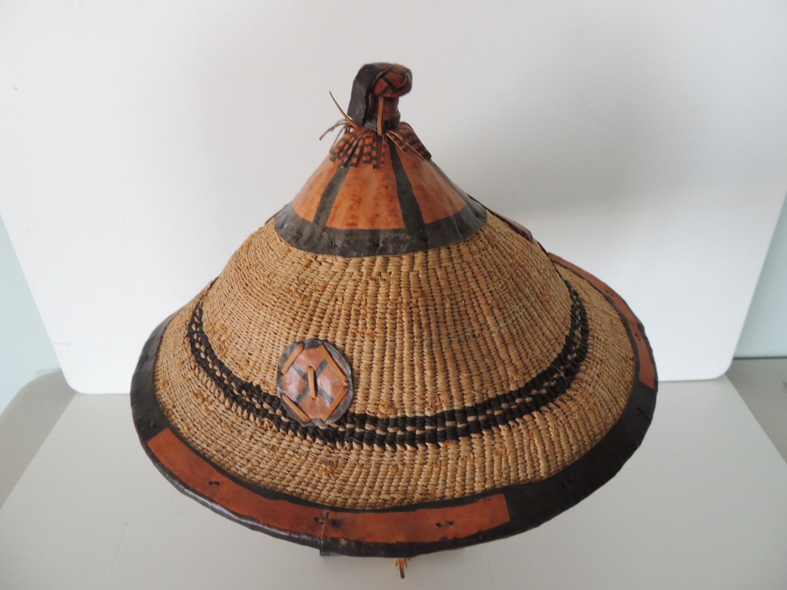 Vintage Asian grass and leather hat.
Comes with metal round stand.
Measurements is only for the hat.
Size: 16