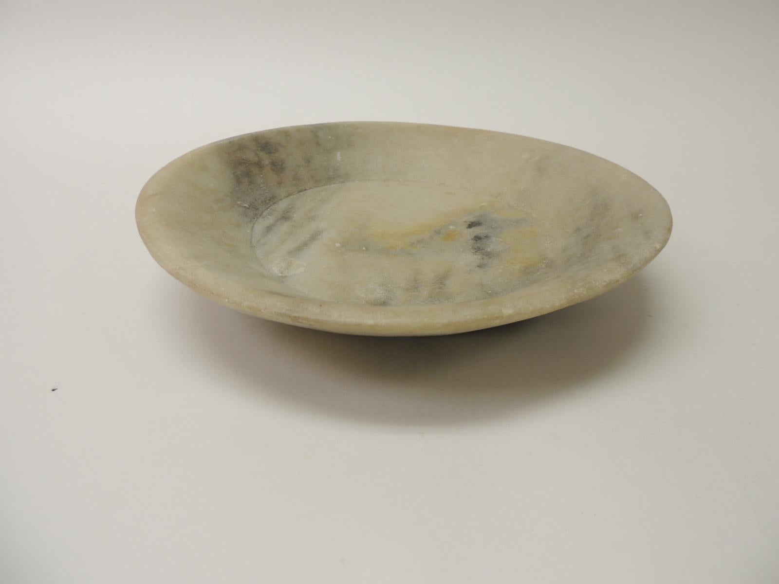 Vintage hand carved soapstone round decorative serving bowl.
In shades of yellow, green and grey.
Size: 11.5 x 2.5.