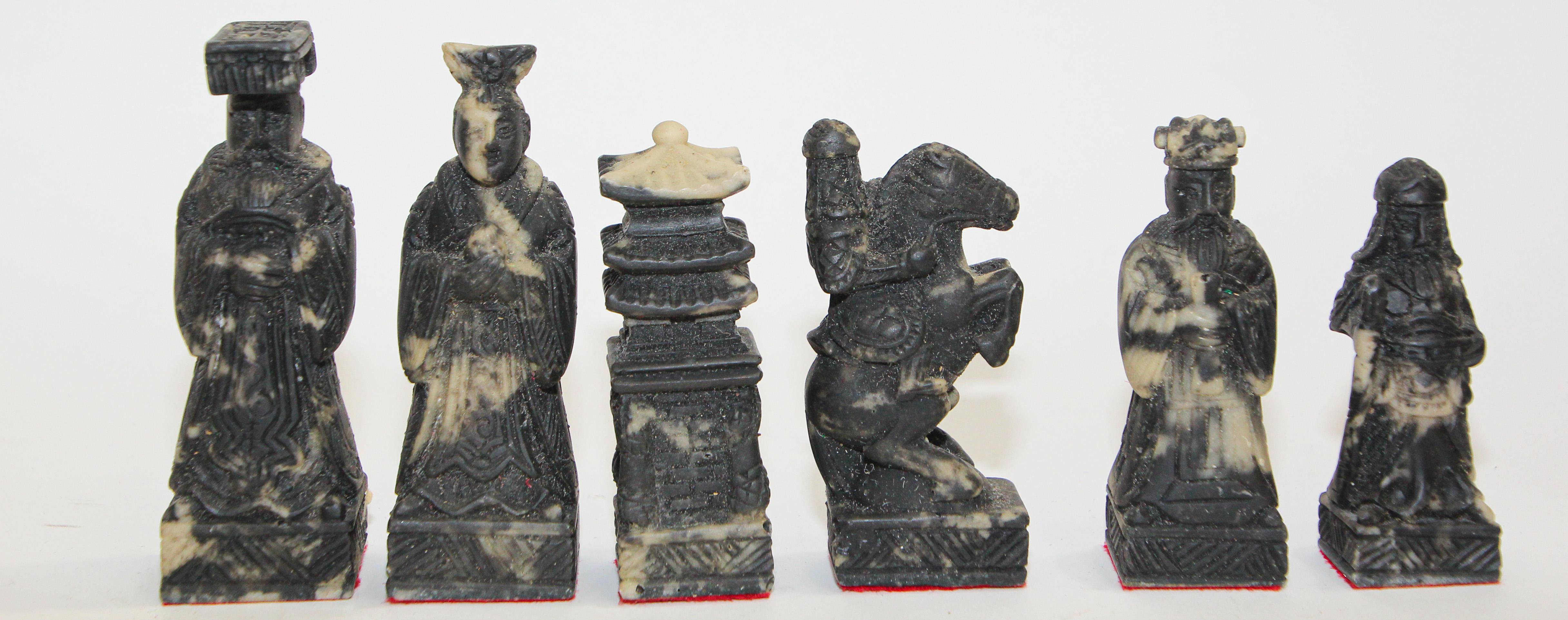 Ensemble d'échecs asiatiques vintage sculptés à la main dans une boîte 4