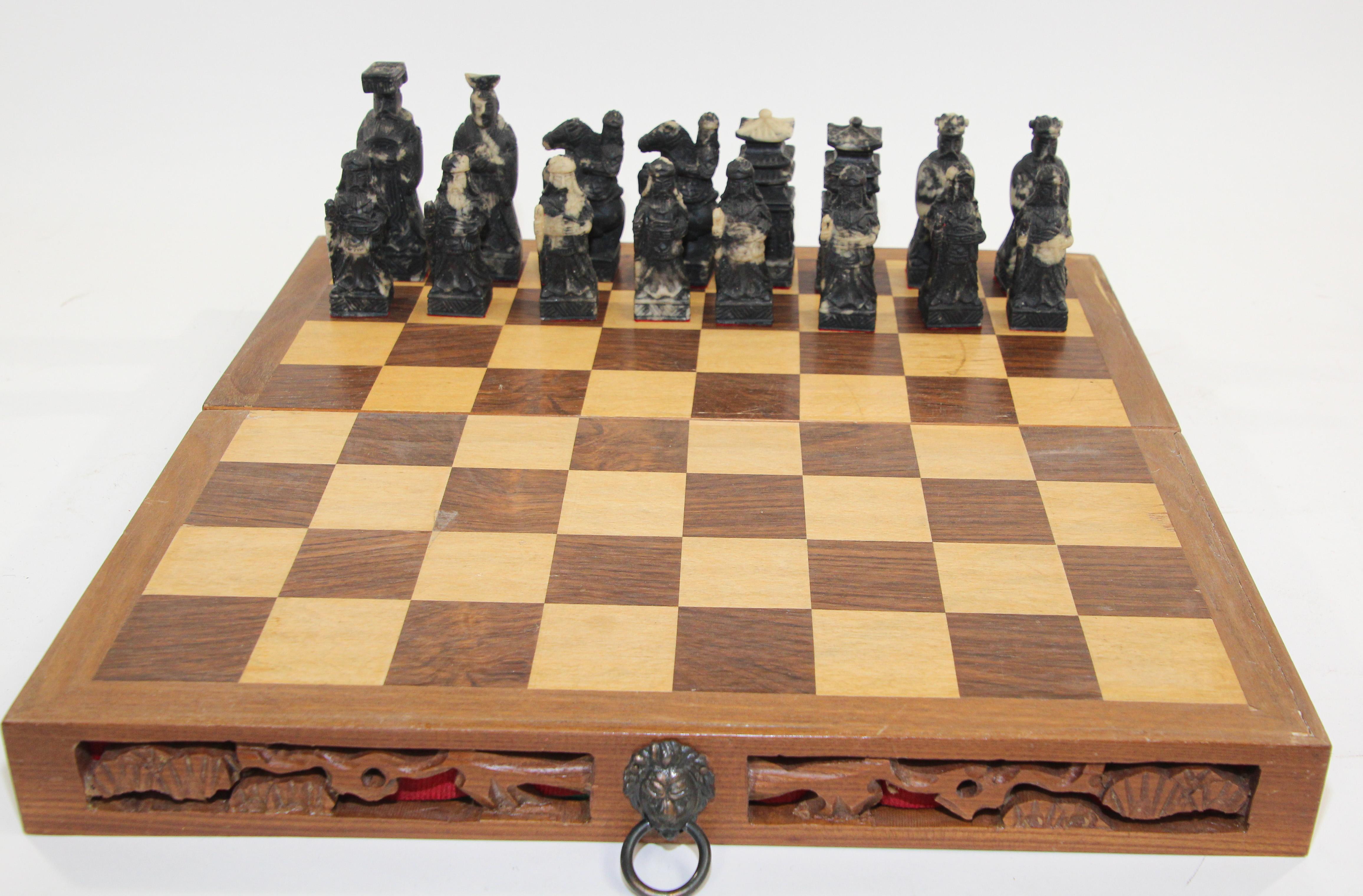 Ensemble d'échecs asiatiques vintage sculptés à la main dans une boîte 5