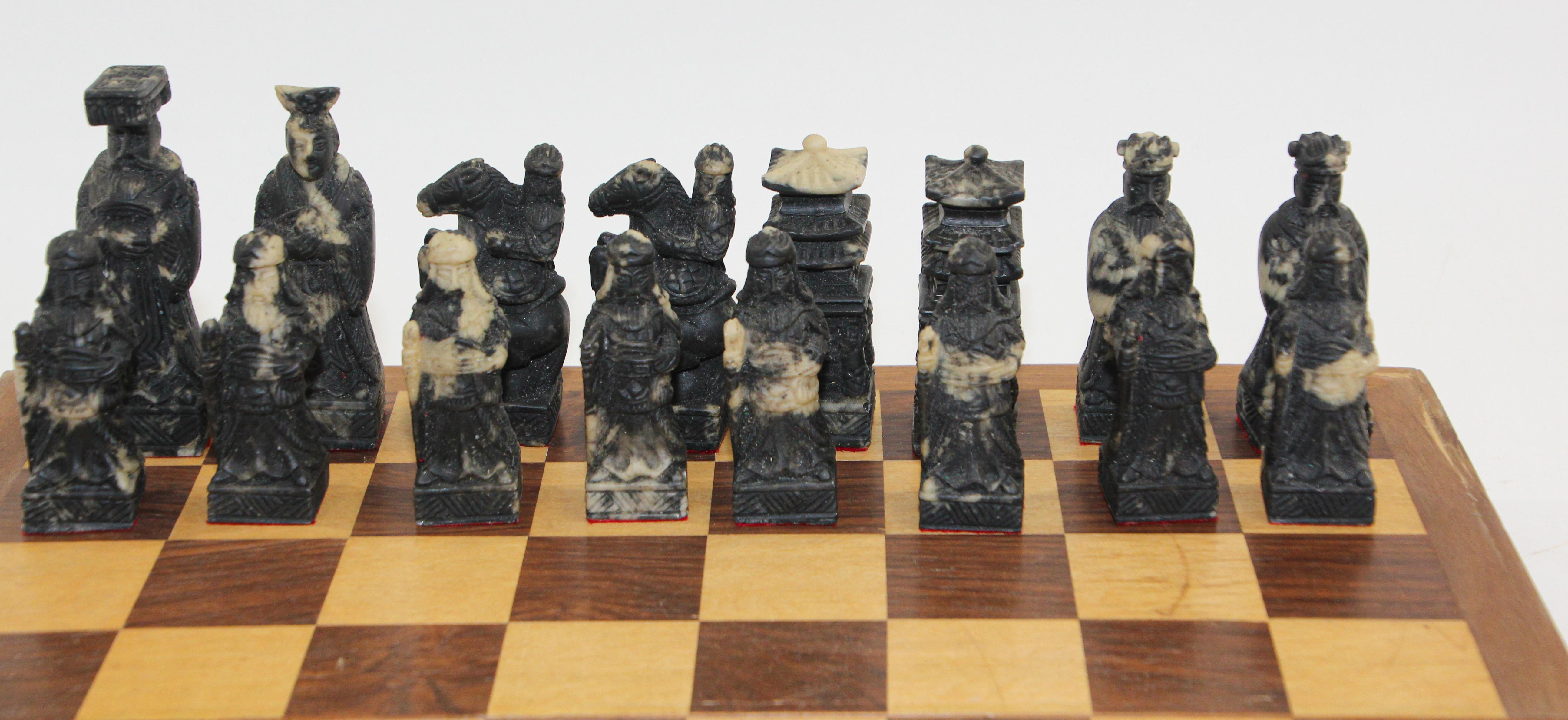 Ensemble d'échecs asiatiques vintage sculptés à la main dans une boîte 6