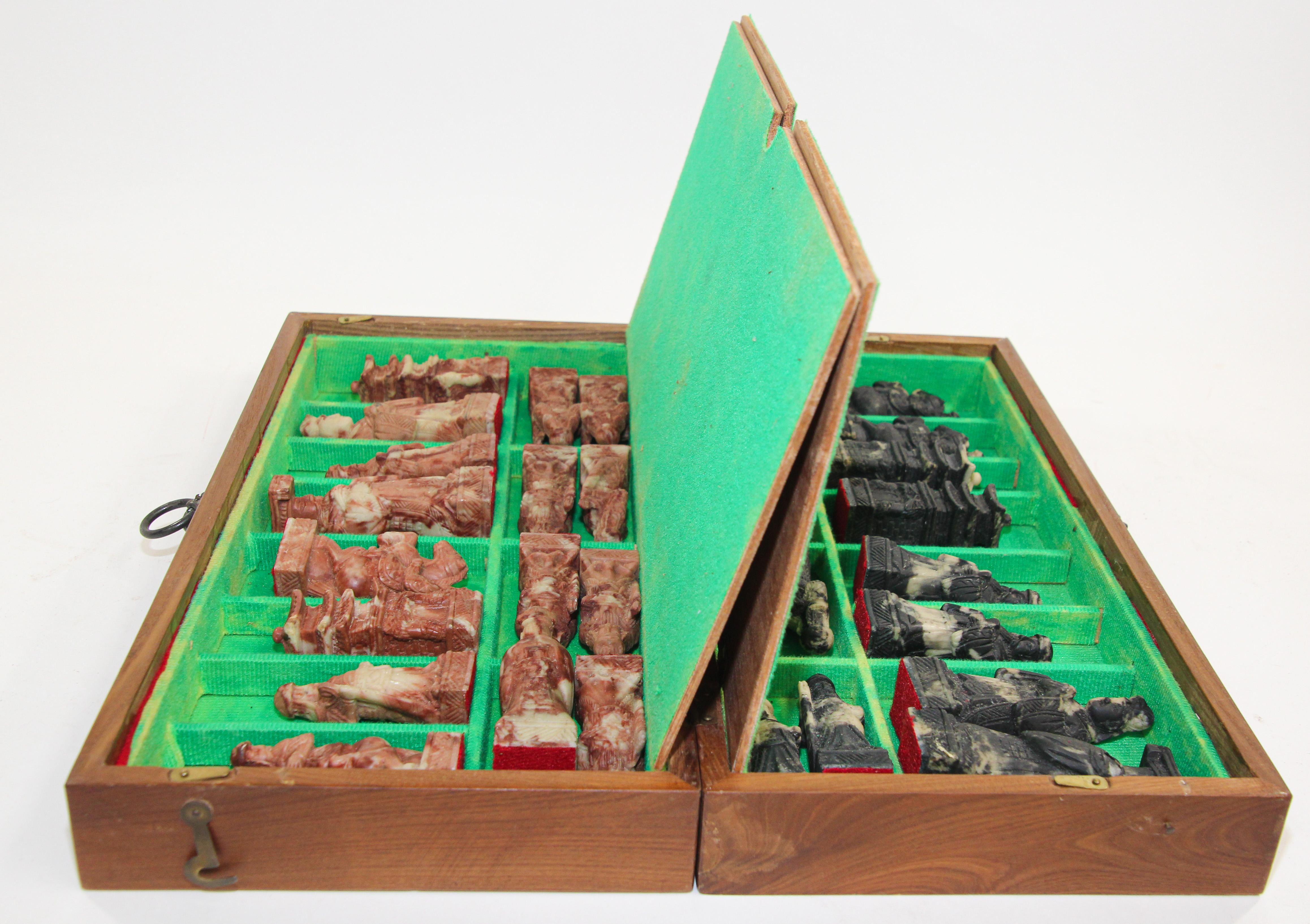 Ensemble d'échecs asiatiques vintage sculptés à la main dans une boîte 8