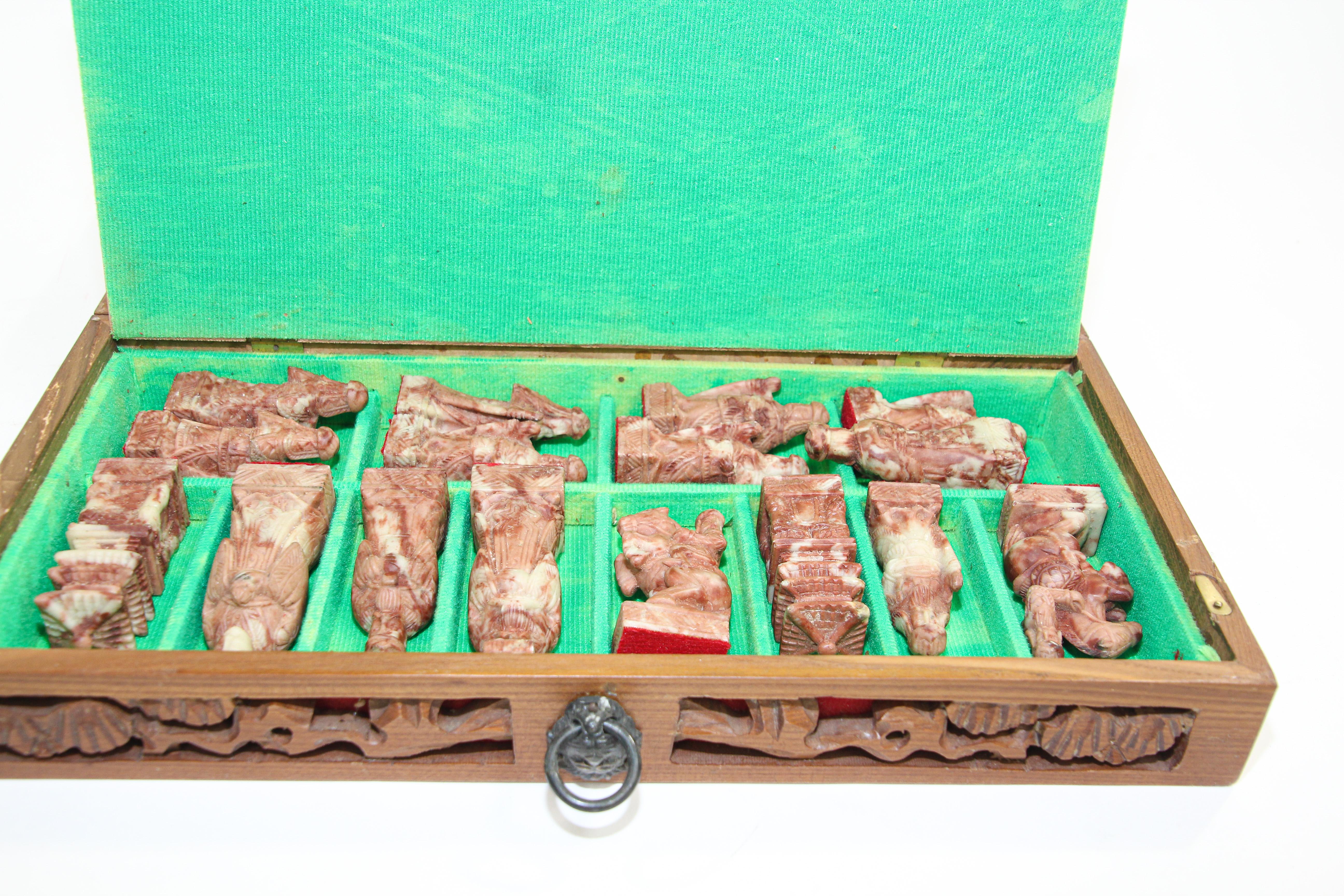 Ensemble d'échecs asiatiques vintage sculptés à la main dans une boîte 9