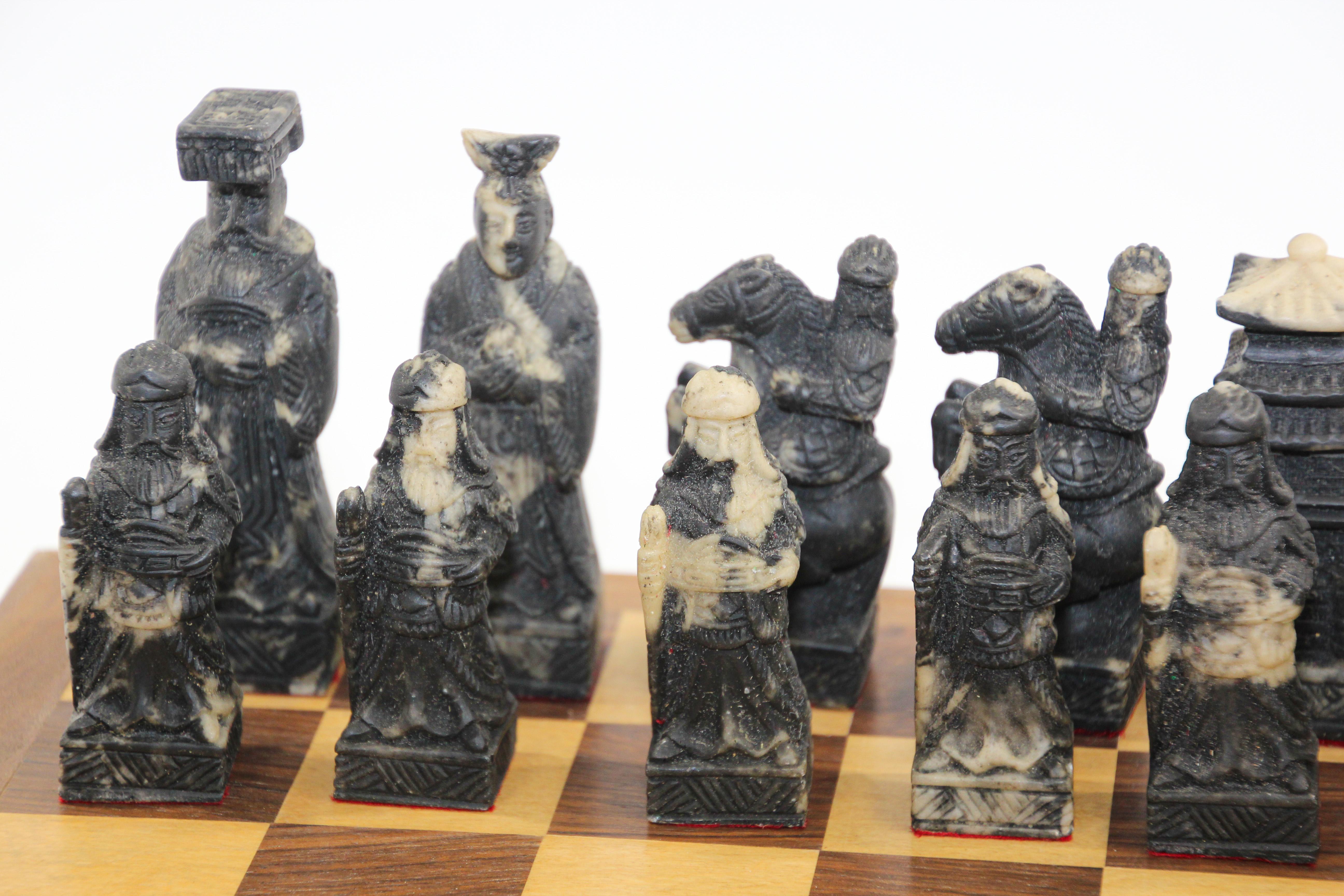 Ensemble d'échecs asiatiques vintage sculptés à la main dans une boîte 12