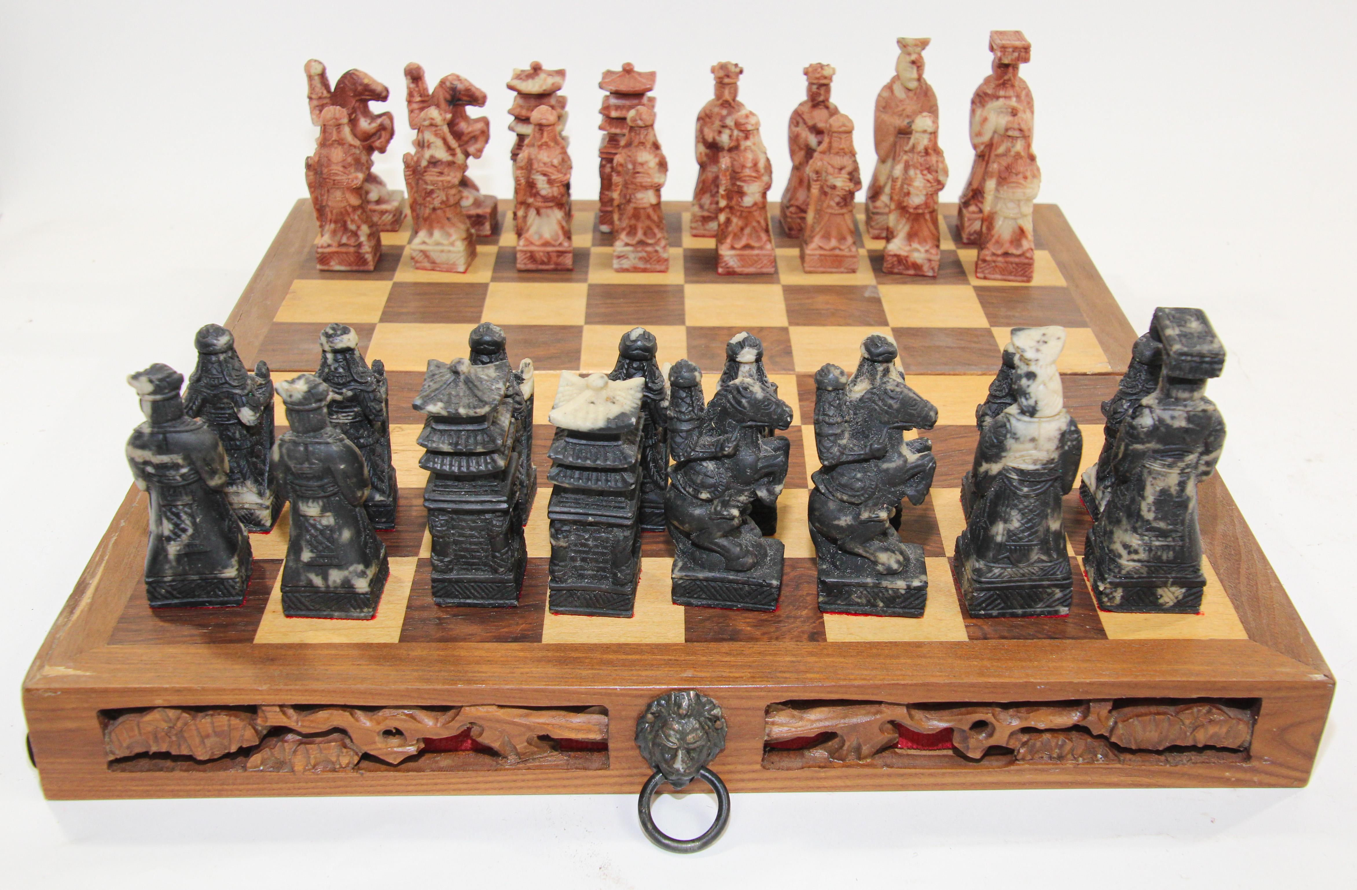 Exportation chinoise Ensemble d'échecs asiatiques vintage sculptés à la main dans une boîte