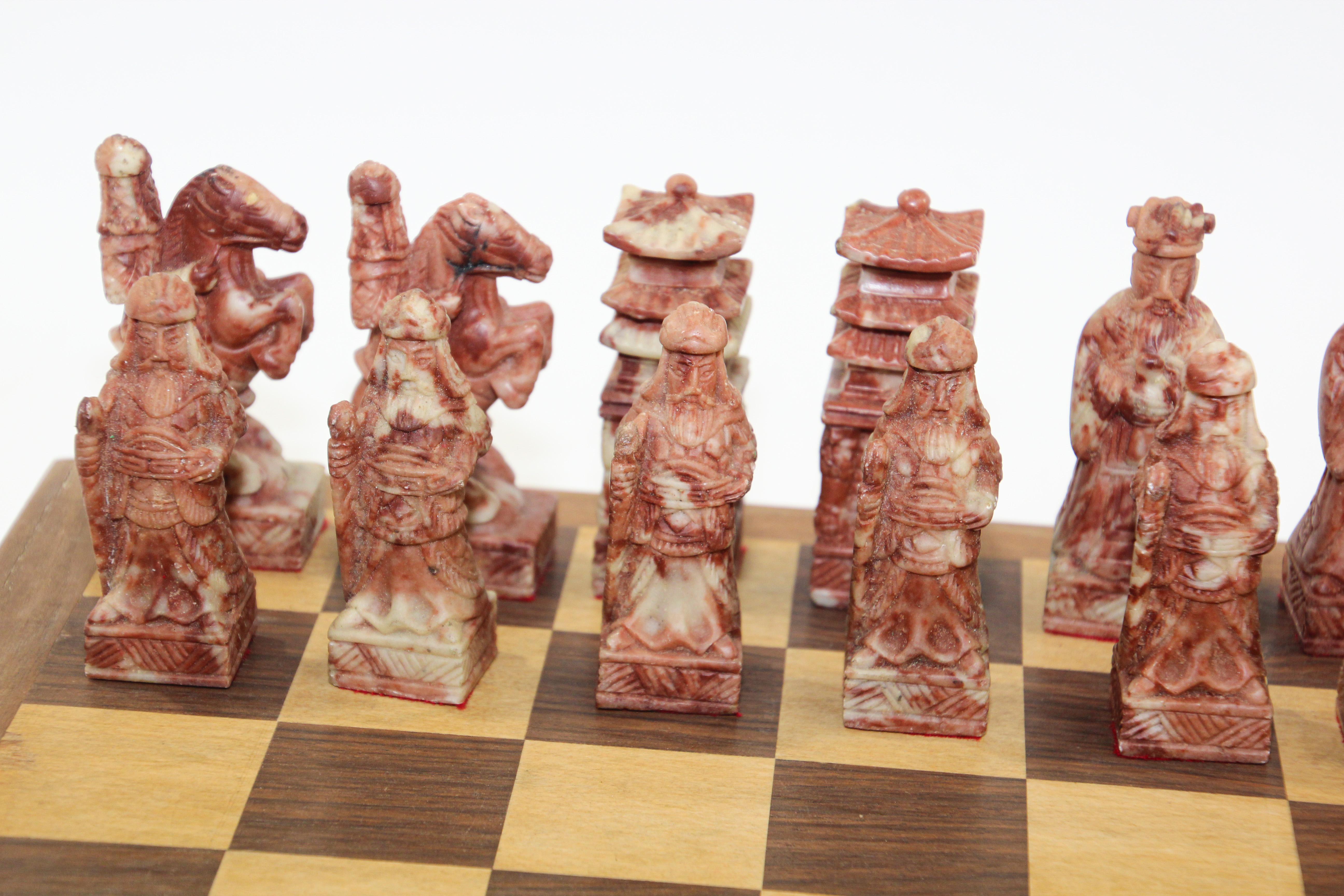 Sculpté à la main Ensemble d'échecs asiatiques vintage sculptés à la main dans une boîte