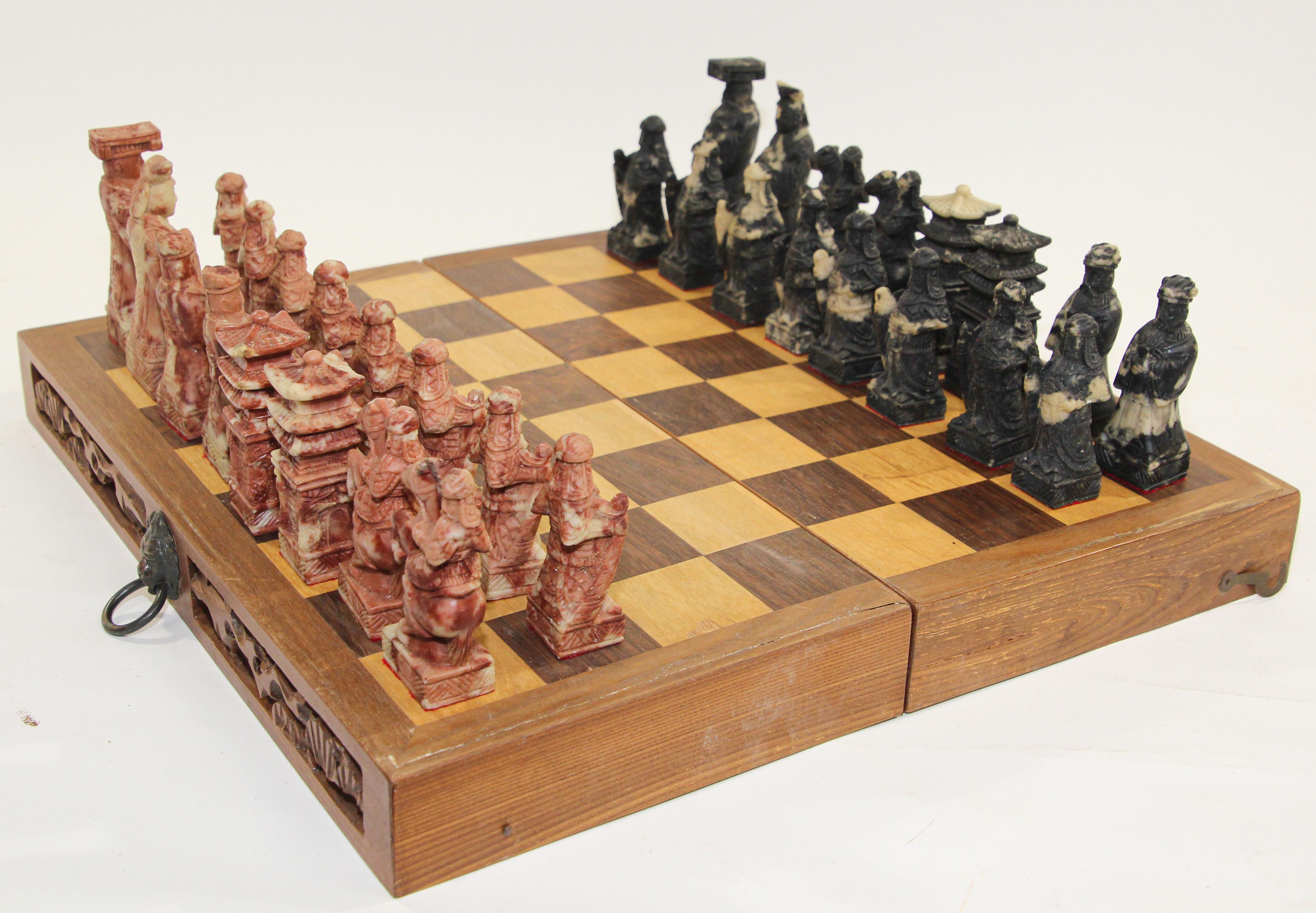 20ième siècle Ensemble d'échecs asiatiques vintage sculptés à la main dans une boîte