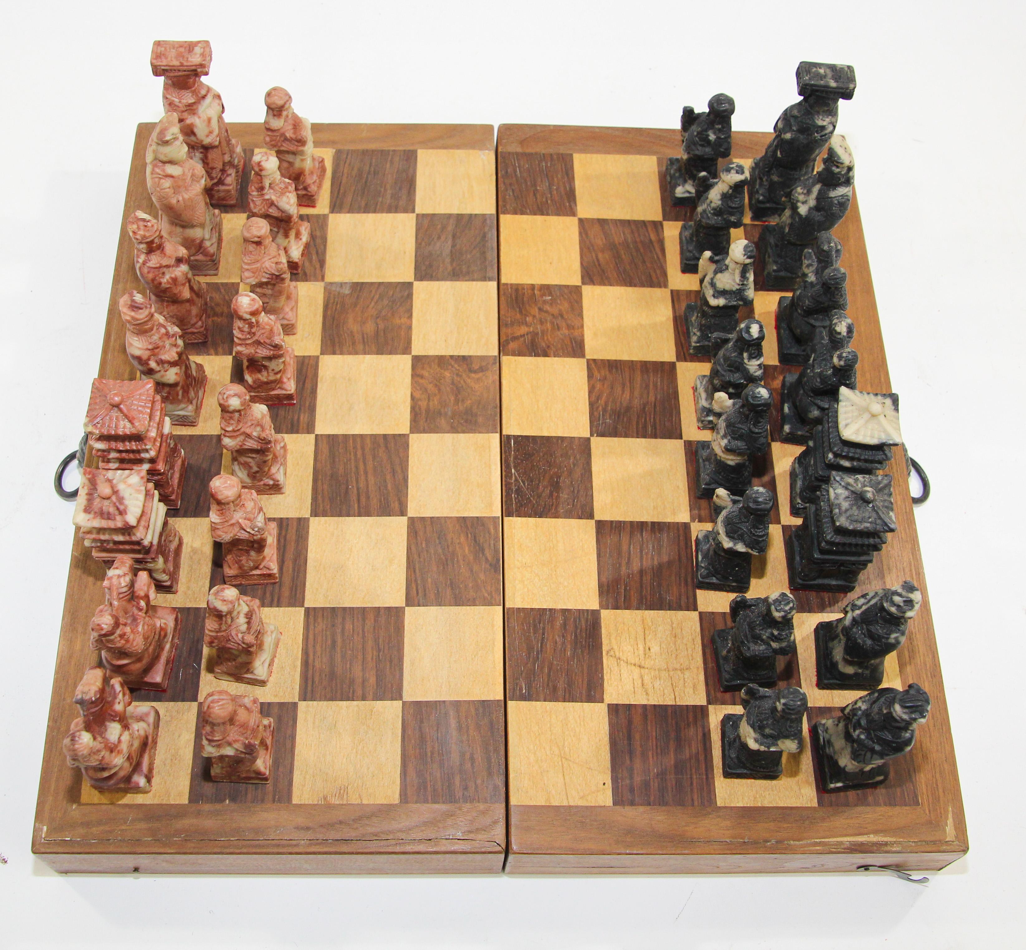 Stéatite Ensemble d'échecs asiatiques vintage sculptés à la main dans une boîte