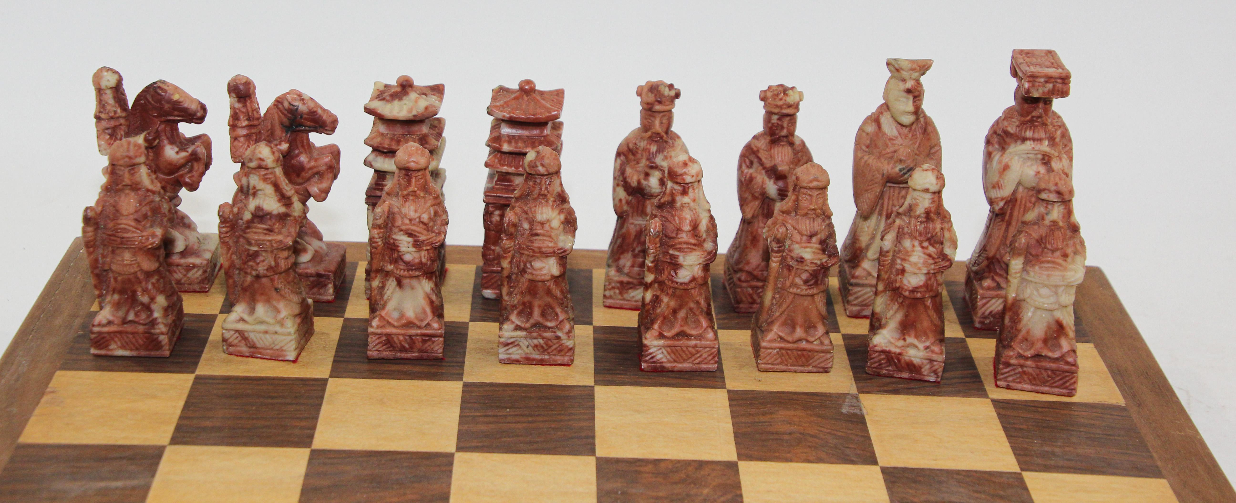Ensemble d'échecs asiatiques vintage sculptés à la main dans une boîte 1
