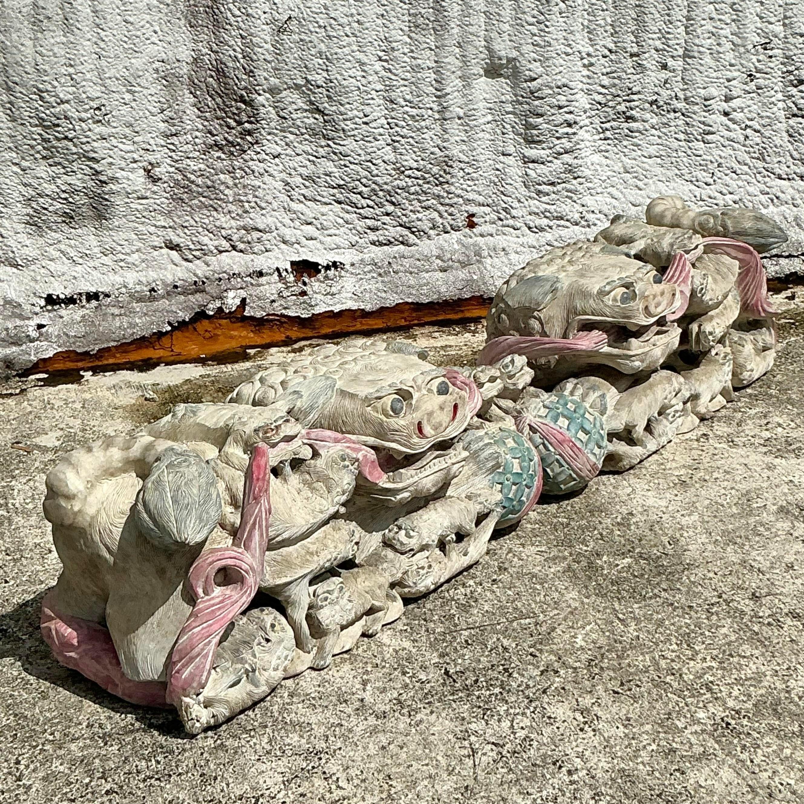 Aggiungi un'aria di esotica eleganza al tuo arredamento con questa accattivante coppia di cani Foo vintage asiatici monumentali intagliati a mano. Questo straordinario duo è caratterizzato da dettagli intricati e da una patina splendidamente