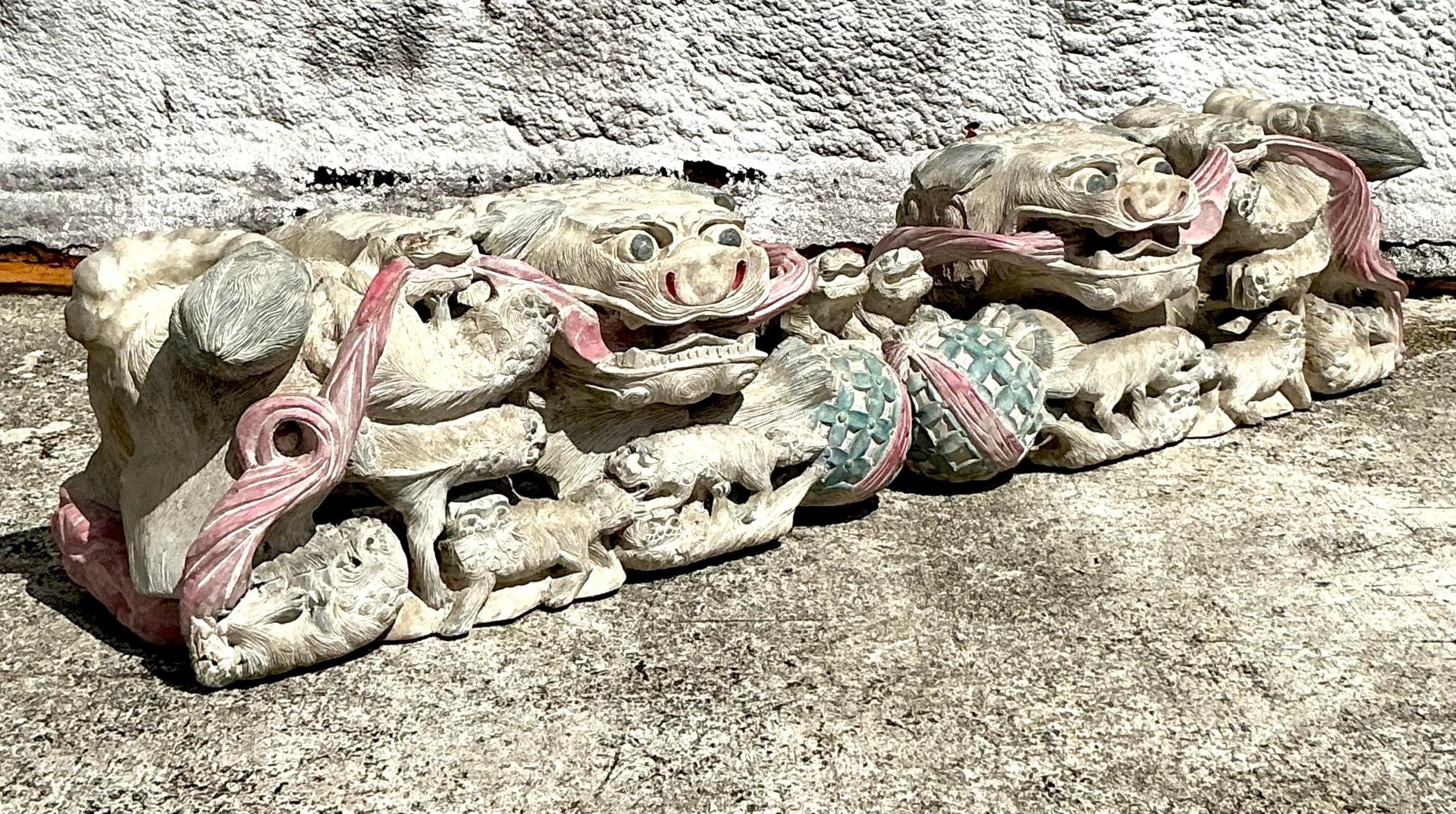 XX secolo Cani Foo asiatici d'epoca intagliati a mano - una coppia in vendita