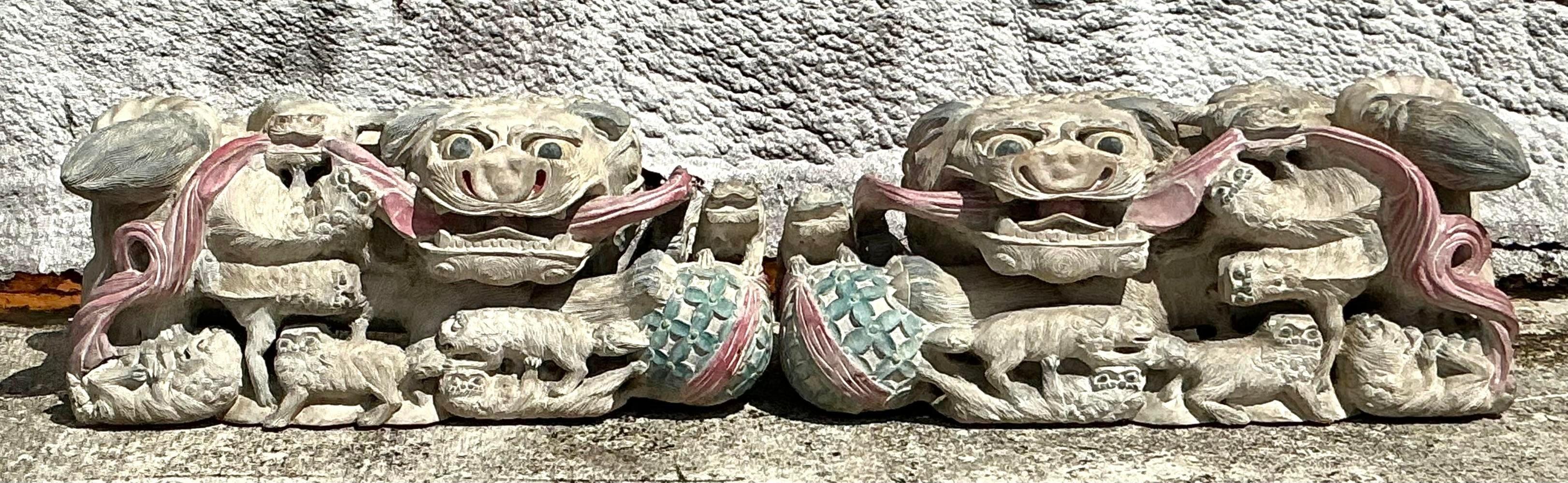 Legno Cani Foo asiatici d'epoca intagliati a mano - una coppia in vendita
